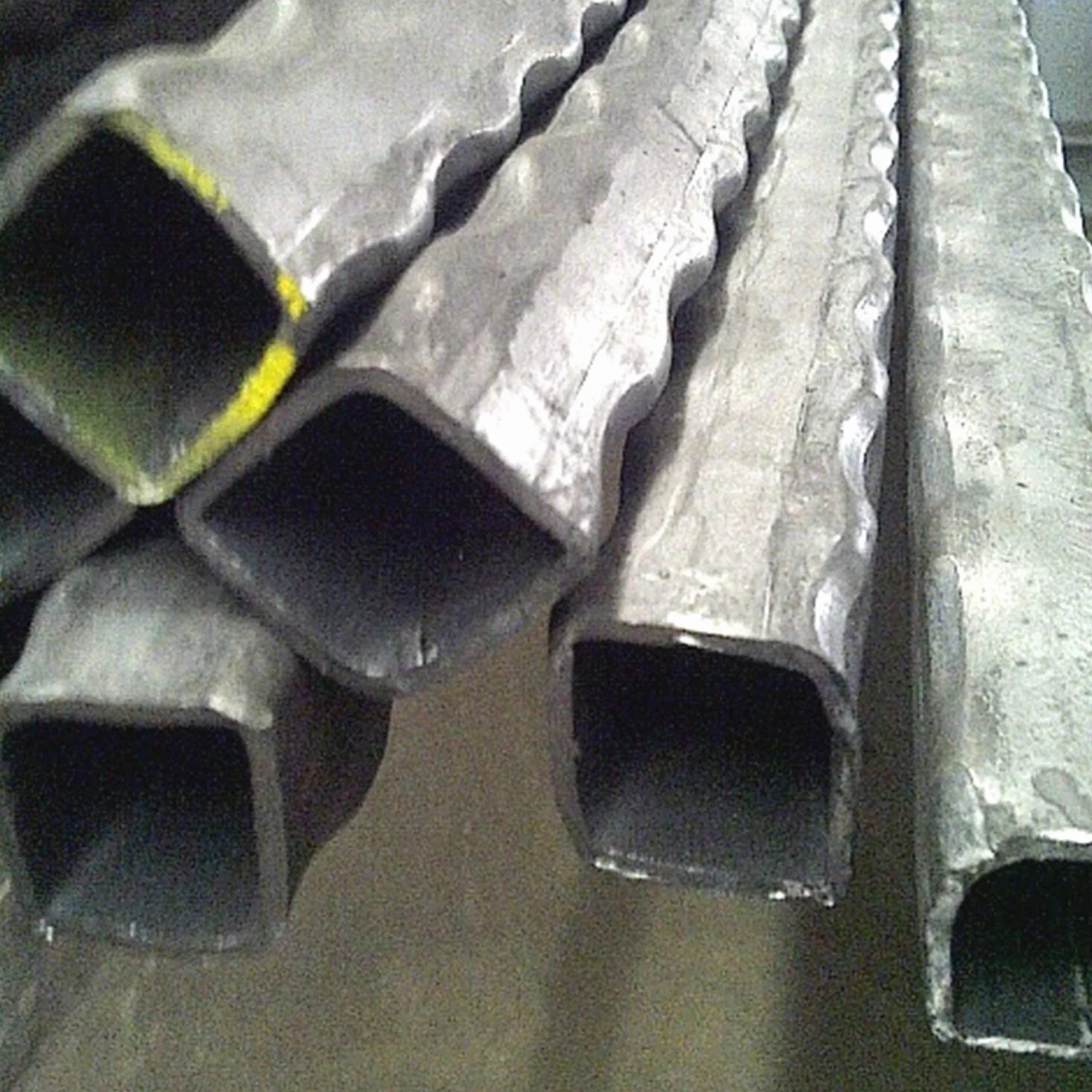 Tubo in ferro quadrato vuoto martellato 30x30 mm spessore 2,5 mm 2000 mm Made in Italy