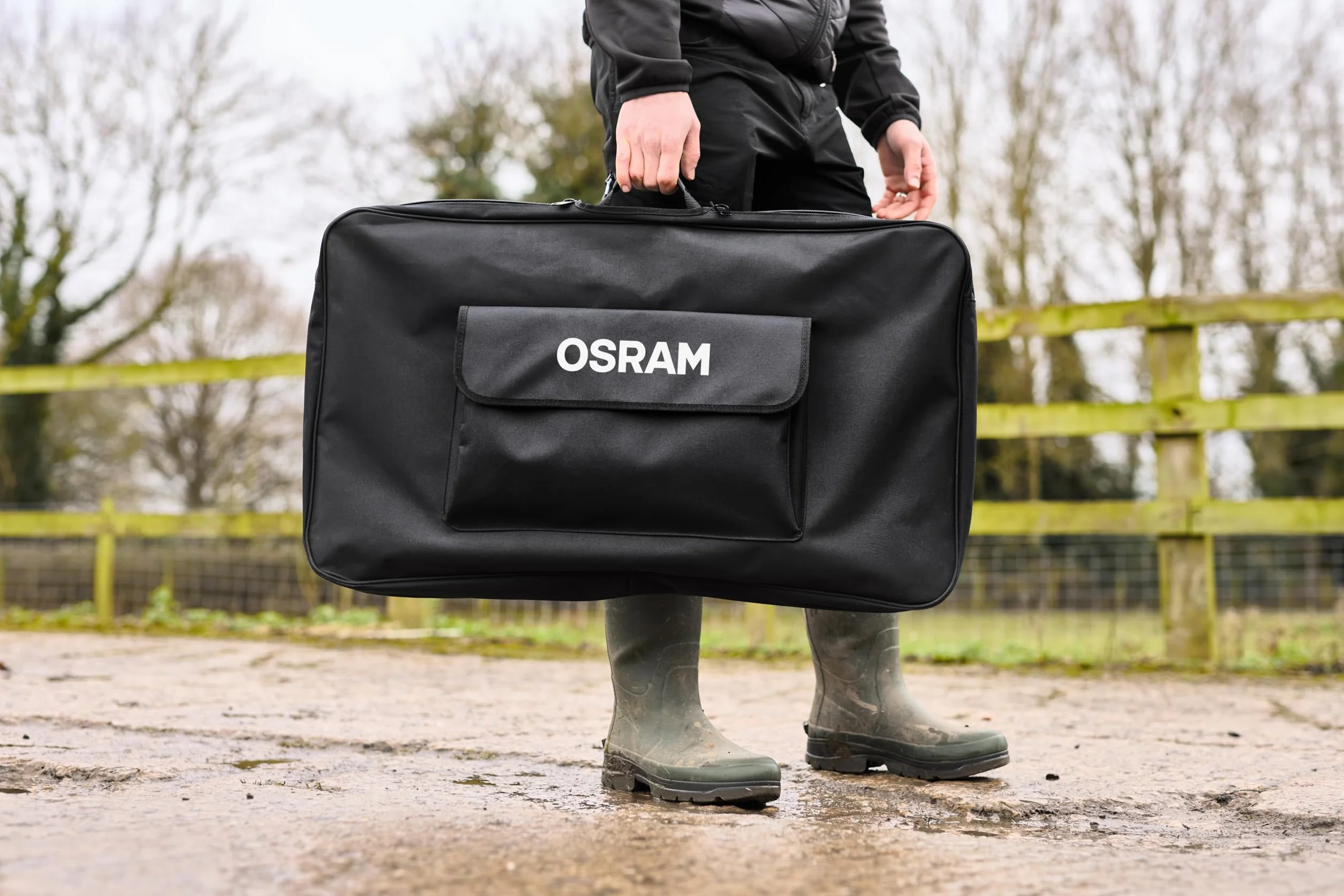 OSRAM BATTERYcharge SOLAR 100W, pannello solare portatile per alimentazione off-grid, mantenitore di carica, pannello solare pieghevole con supporto integrato, protezione da sovraccarico