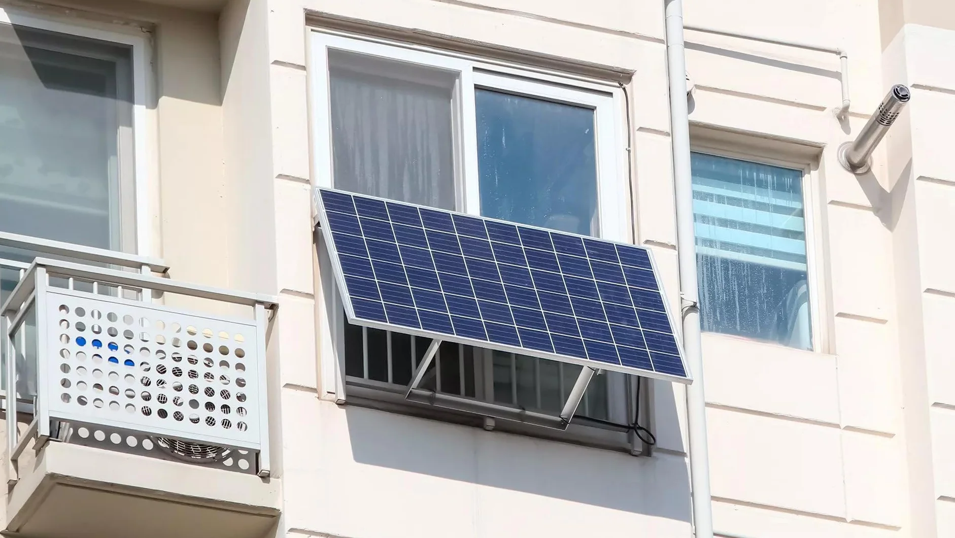 PnP 3.5 Kit Fotovoltaico da Balcone 350W – Plug & Play con 2 Pannelli Solari, Microinverter Wi-Fi 350W, Supporto Universale Regolabile e App Monitoraggio