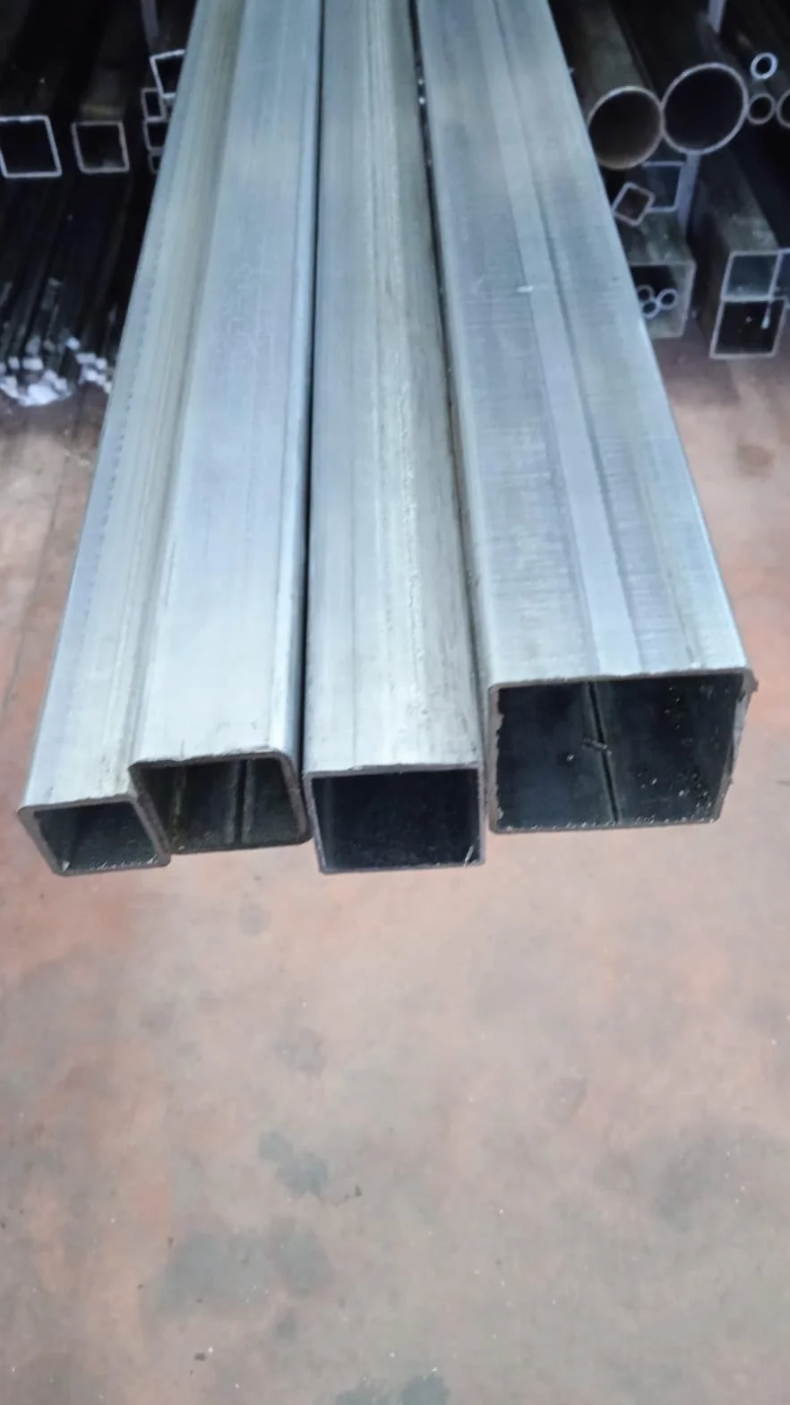 Tubo quadrato in ferro zincato 25x25x2x2000mm 2m