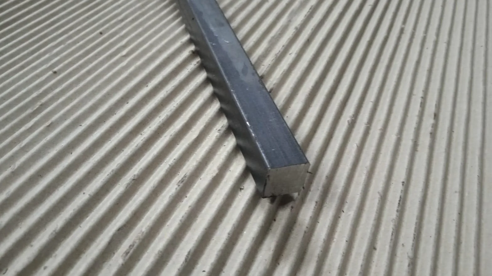 Barra quadrata piena in ferro S235JR 20x20x1000 mm