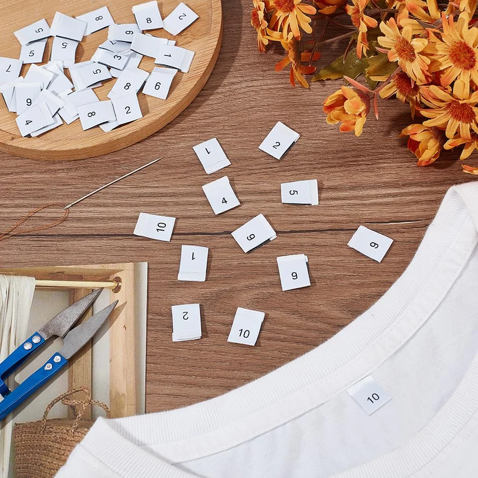 BENECREAT 400 etichette in poliestere per vestiti, 10 stili, colore bianco, accessori per abbigliamento, etichette da cucito per abiti, tute, camicie, camicette o tovaglioli, numeri da 1 a 10