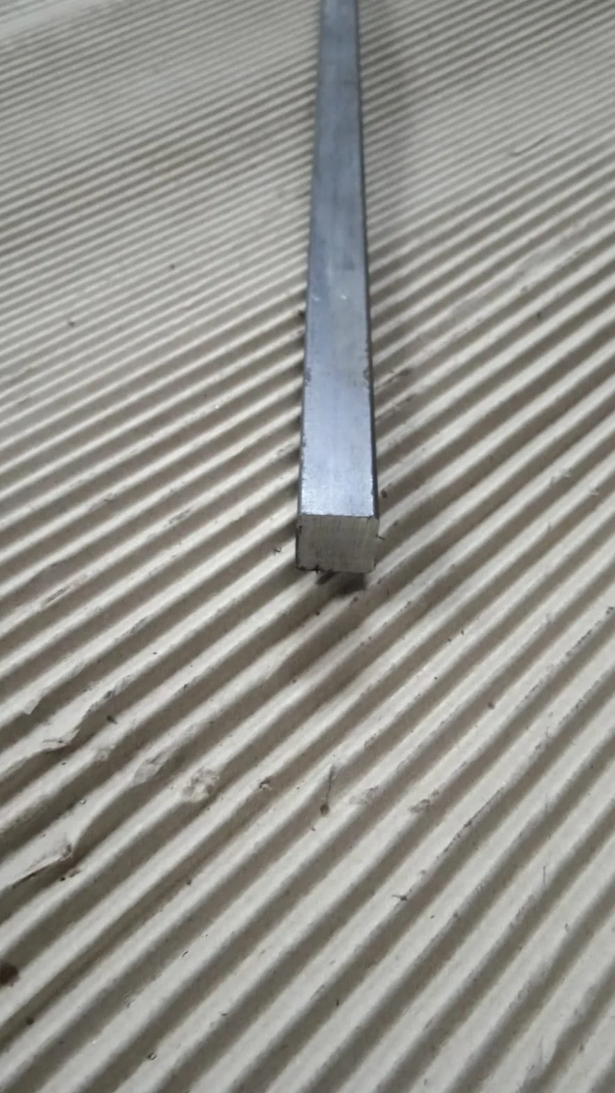 Barra quadrata piena in ferro S235JR 20x20x1000 mm