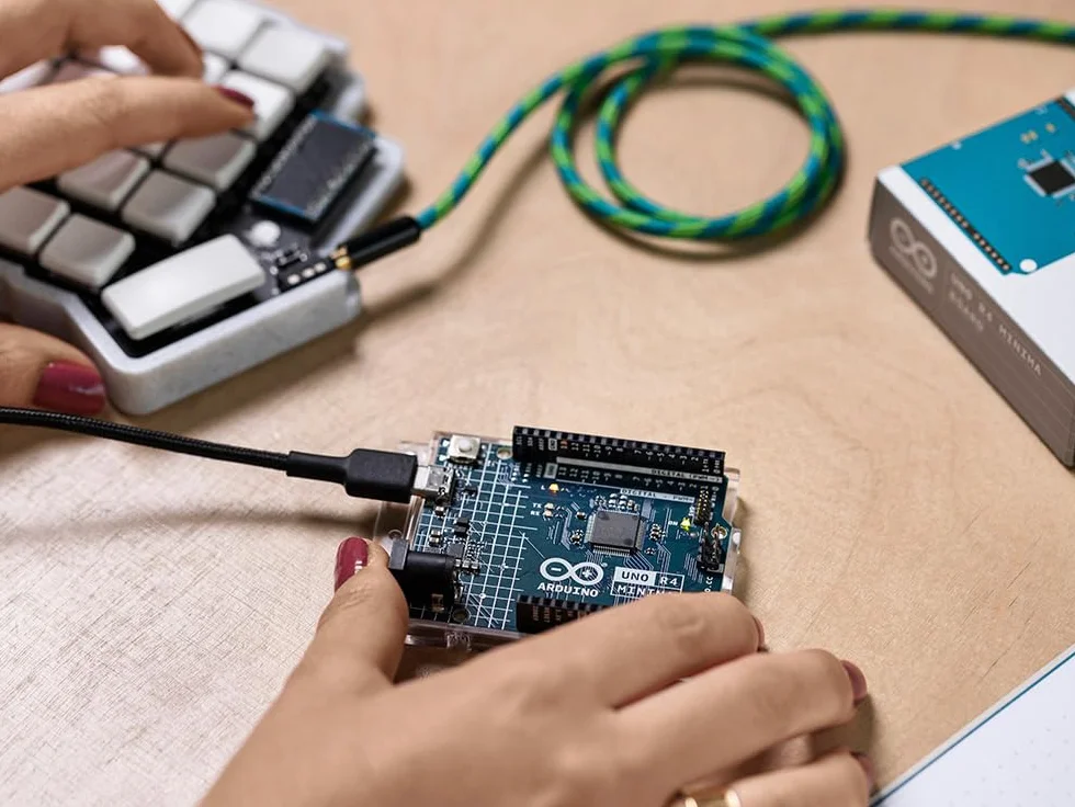 Arduino UNO R4 Minima Scheda di sviluppo ARM Cortex-M4 per IoT e automazione