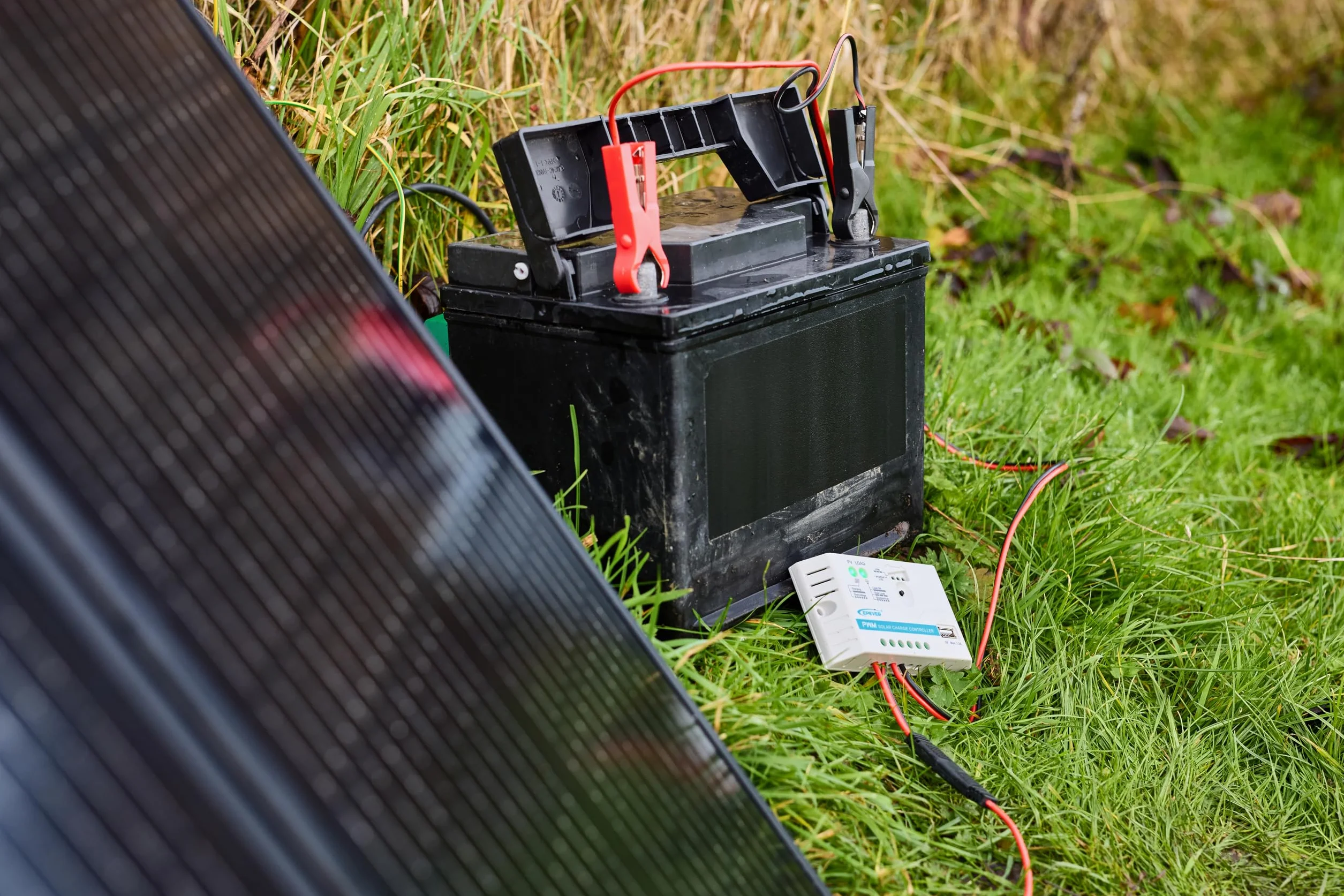 OSRAM BATTERYcharge SOLAR 100W, pannello solare portatile per alimentazione off-grid, mantenitore di carica, pannello solare pieghevole con supporto integrato, protezione da sovraccarico