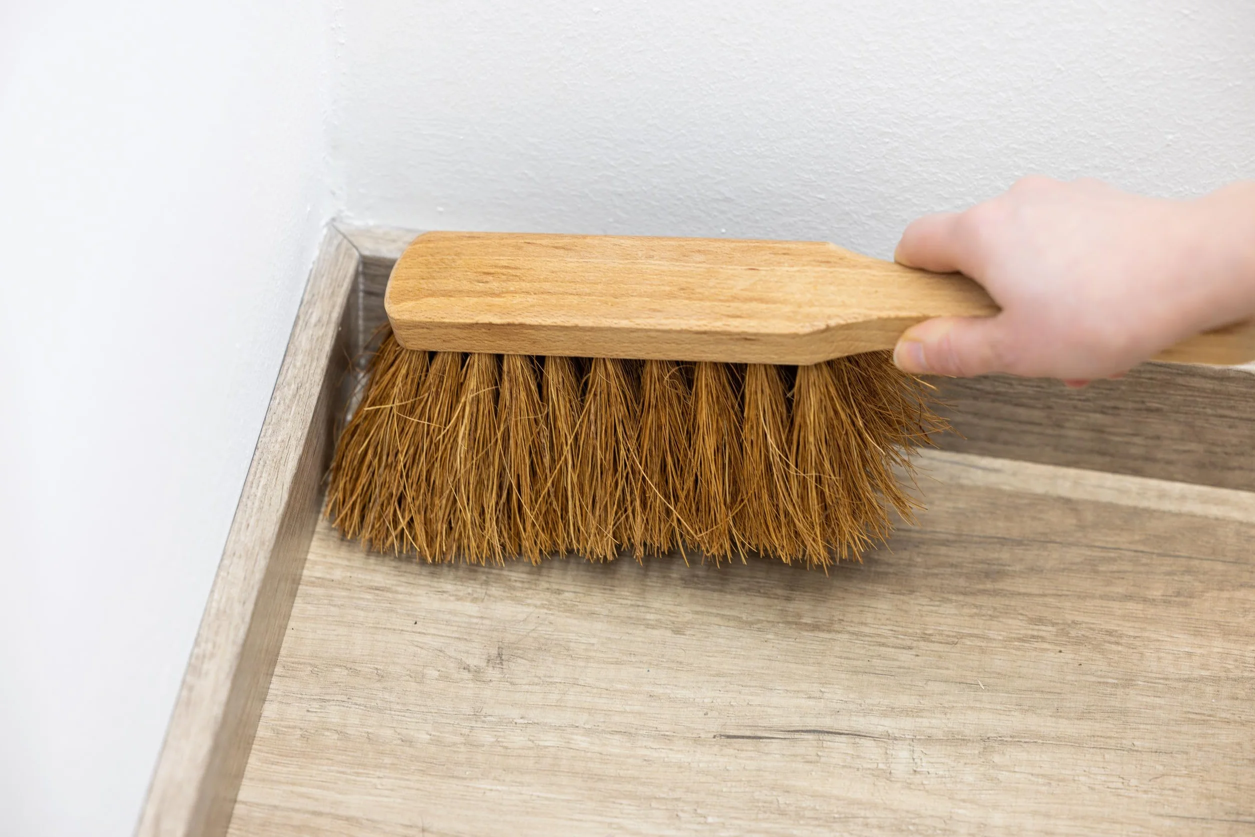 Kerbl Spazzola Manuale, Legno, setole di Cocco, 32 x 4,5 x 9 cm, setole di Alta qualità, Disposizione angolata, Bordo Arrotondato