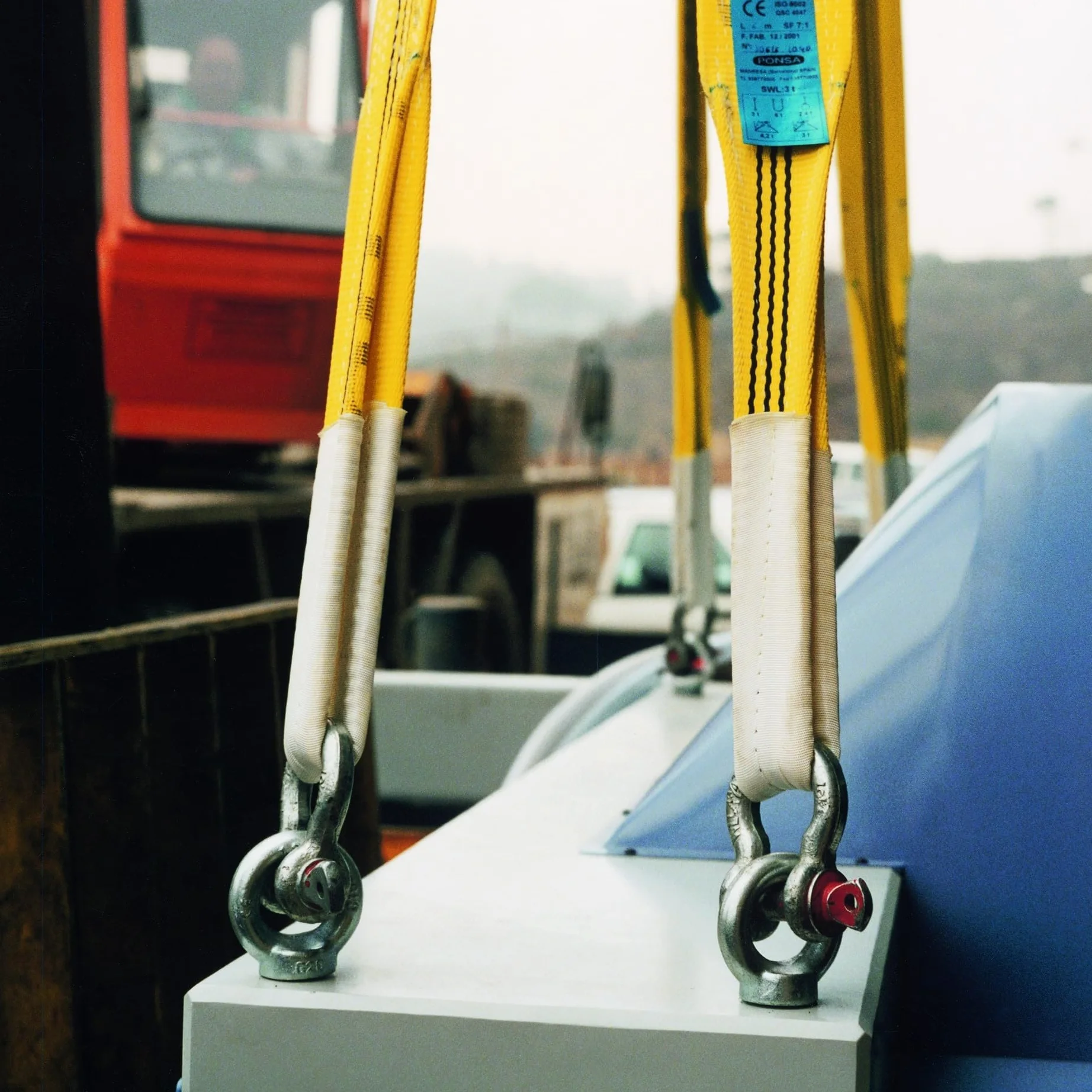 2t - 1m.Cinghia di sollevamento in poliestere 2 tonne, 2000 kg - 1 m. con trattamento PONSAGARD antiabrasione e antitaglio 030161001402.