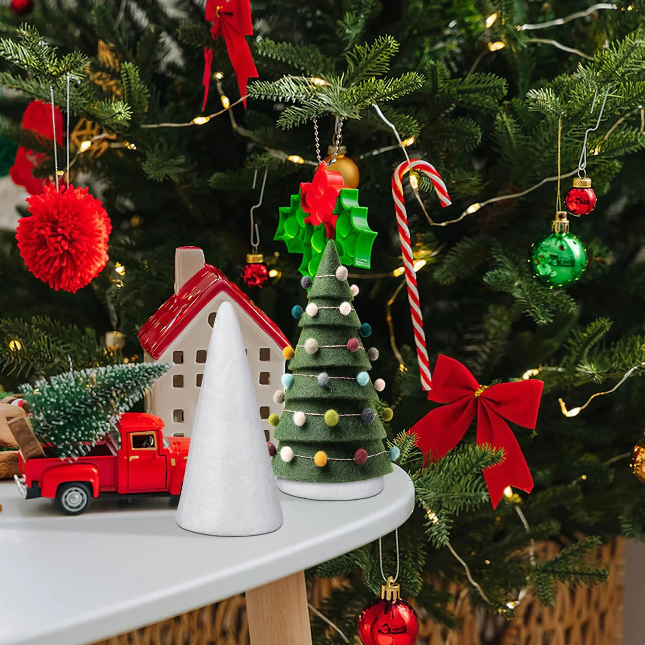 Holibanna 12Pcs 15 Cm Bianc Schiuma Coni Polistirolo Cono Artigianato Schiuma Cono Natale Albero Coni per Natale Centrotavola Decorazione