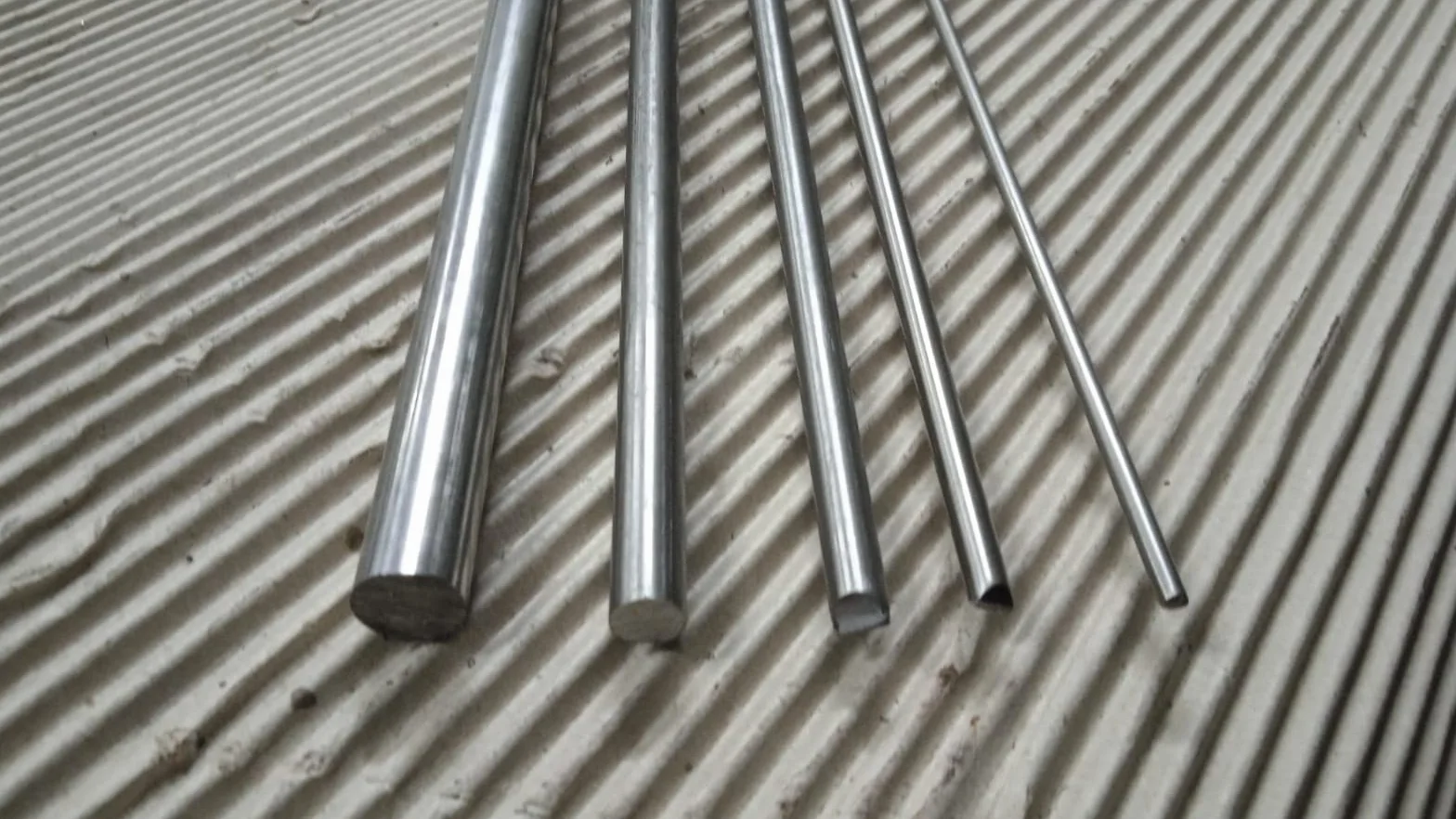 Barra tonda ACCIAIO INOX AISI304 trafilato D12X1000mm