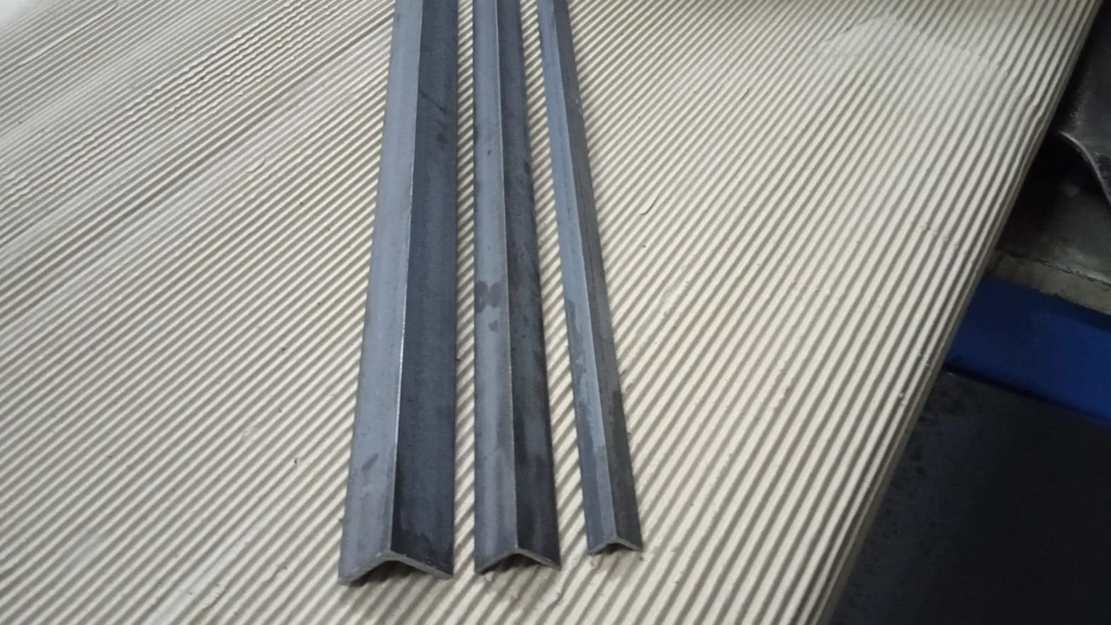 Barra Angolare in Ferro S235JR 30x30x3x1000 mm