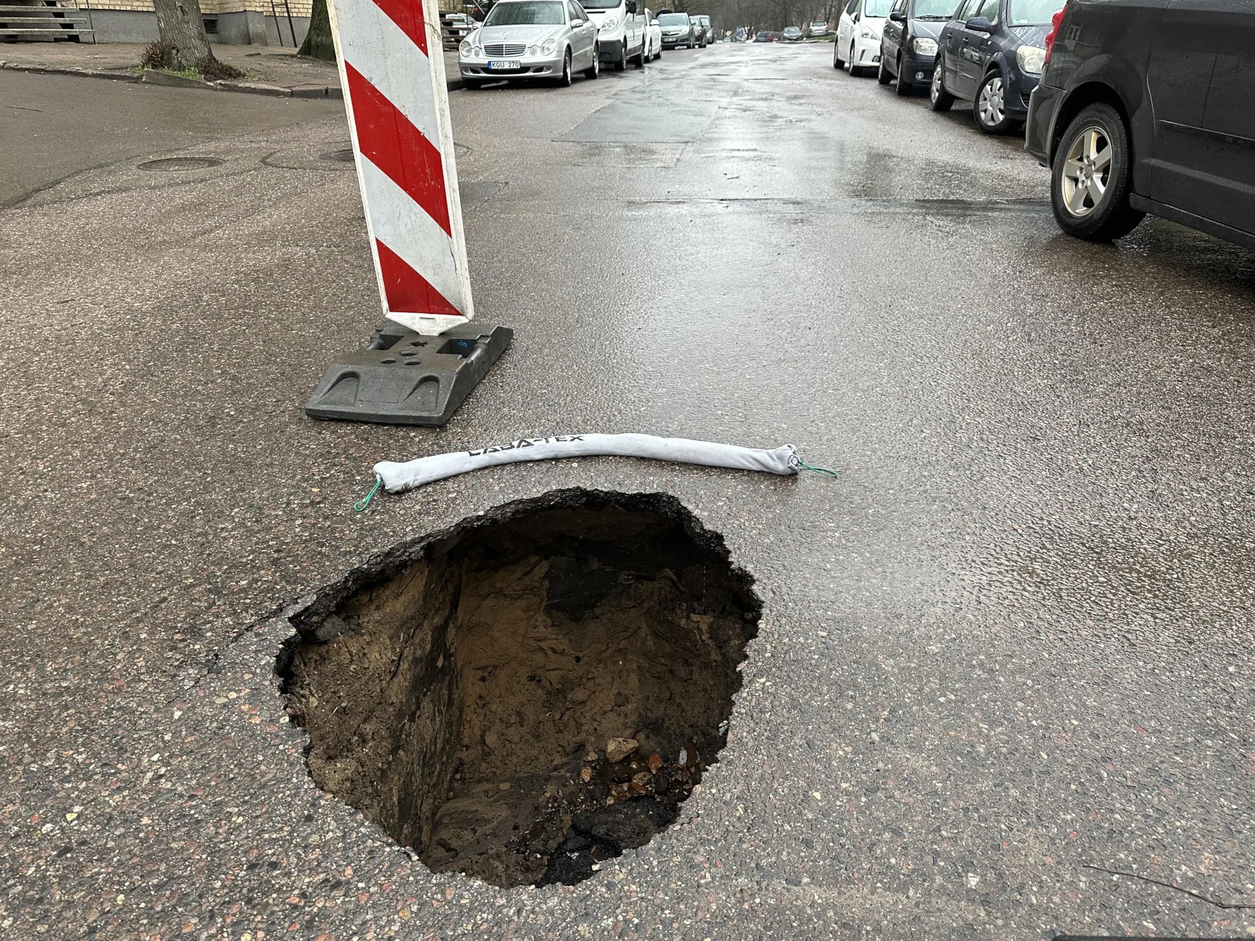 Barriera di protezione dalle perdite attivata dall'acqua per tubi che perdono, lavatrici e WC intasati - capacità di assorbimento fino a 10 litri, confezione da 2: 120 × 10 cm, MONOUSO
