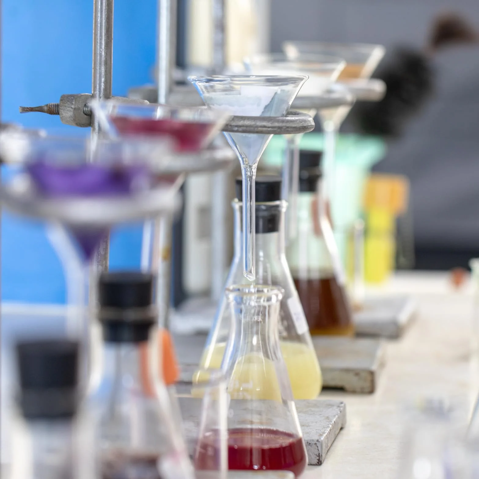 PATIKIL 45mm Imbuto In Vetro, 2 Pezzi Imbuto Scientifico In Vetro Borosilicato A Parete Spessa Con Gambo Corto Per Riempire Bottiglie Uso Domestico Laboratorio Cucina