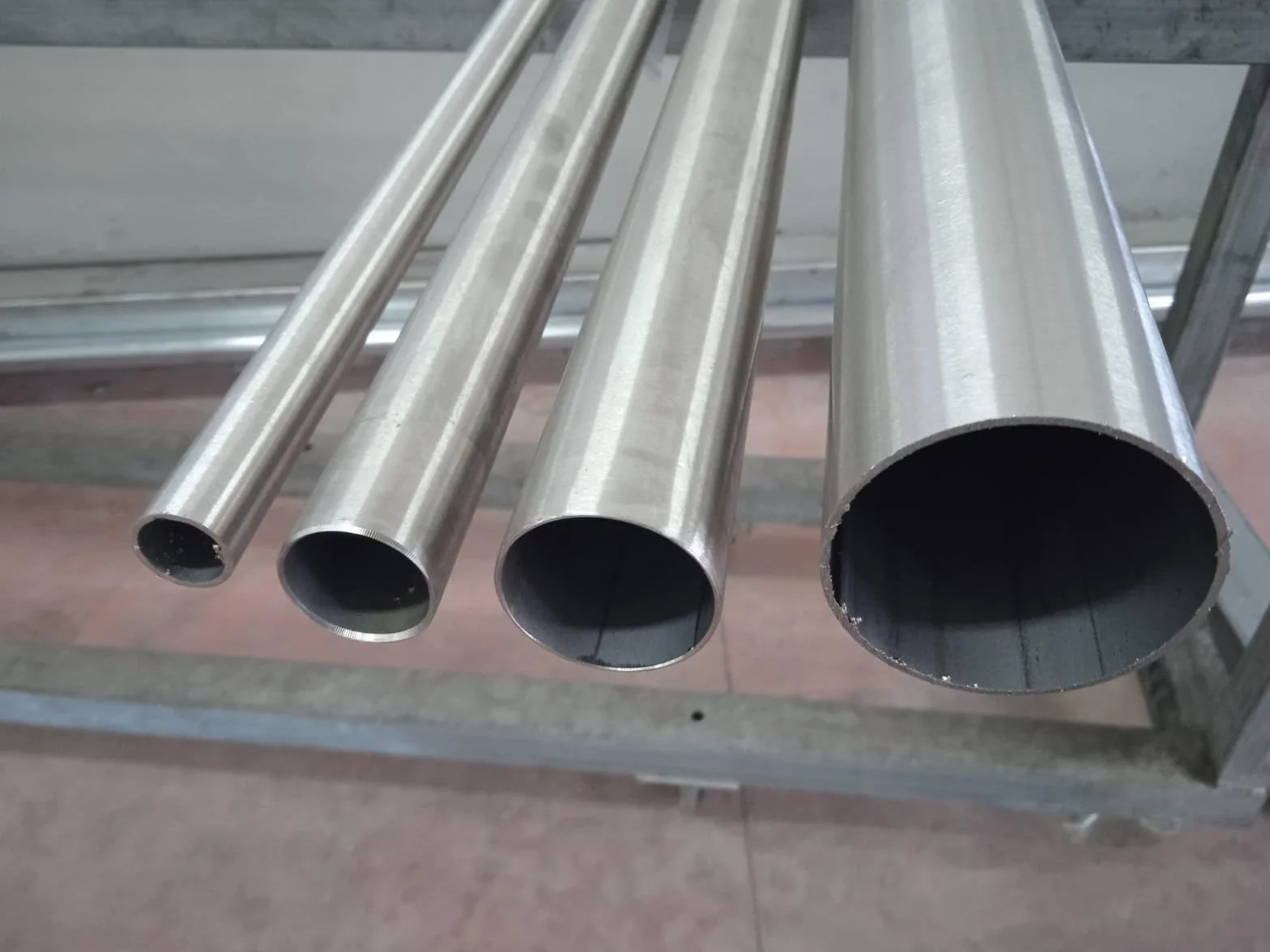 Tubo tondo in Acciaio Inox Aisi 304 Diametro 10-60.3 mm Spessore 1,5 mm Scarico 20x1,5x1000 mm