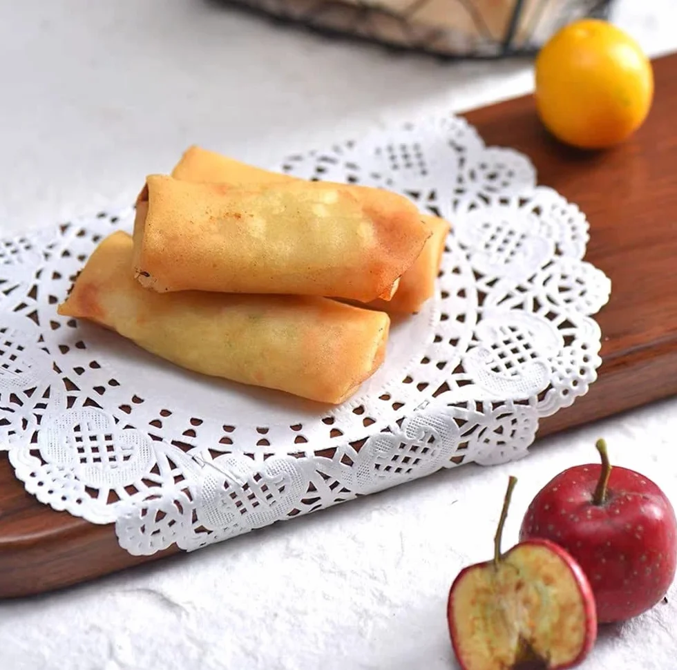 100 pezzi Centrini usa e getta in pizzo bianco, Centrini di Carta Rotondo da 6,5 pollici carta per stuoia per torte per matrimoni, compleanni, torte, dessert, decorazioni per alimenti