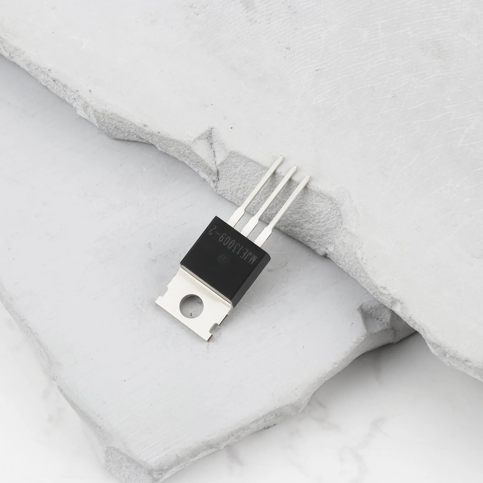 MJE13009 Transistor Di Potenza NPN 700V 12A 100W TO-220 Bipolare Commutazione