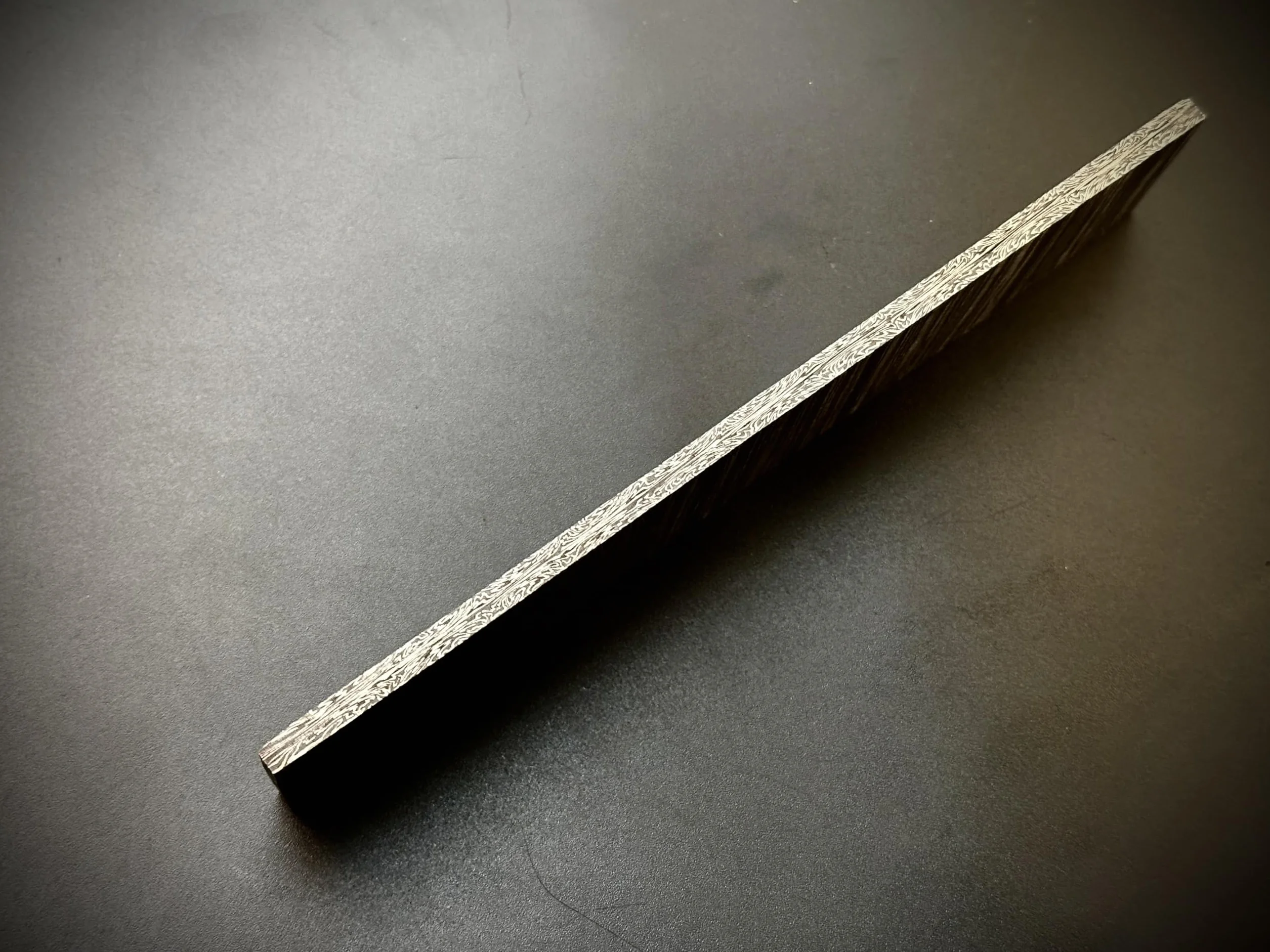 Barra acciaio damasco forgiato a mano 17,8 cm motivo torsione per coltelli e utensili billetta ricotto