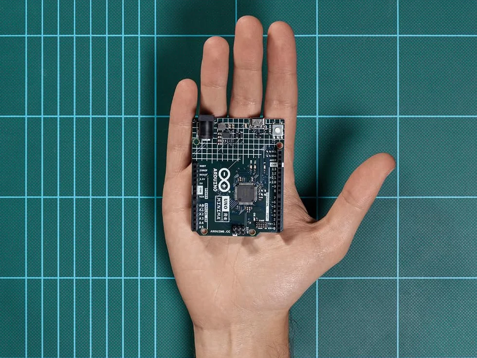 Arduino UNO R4 Minima Scheda di sviluppo ARM Cortex-M4 per IoT e automazione