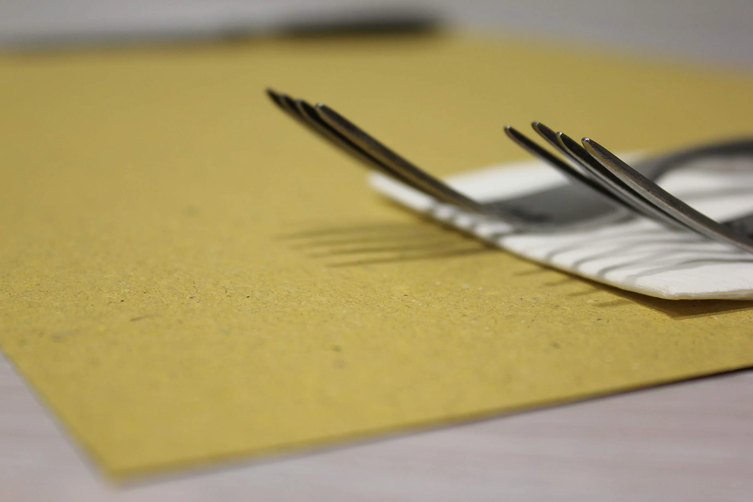 Tovagliette di Carta Paglia Gialle | Confezioni da 500 Fogli sigillati | Formato cm 30x40 Tipo: Robusto 120 gr.mq. | Monouso USA e Getta | Ideali per ristoranti, pizzerie, osterie