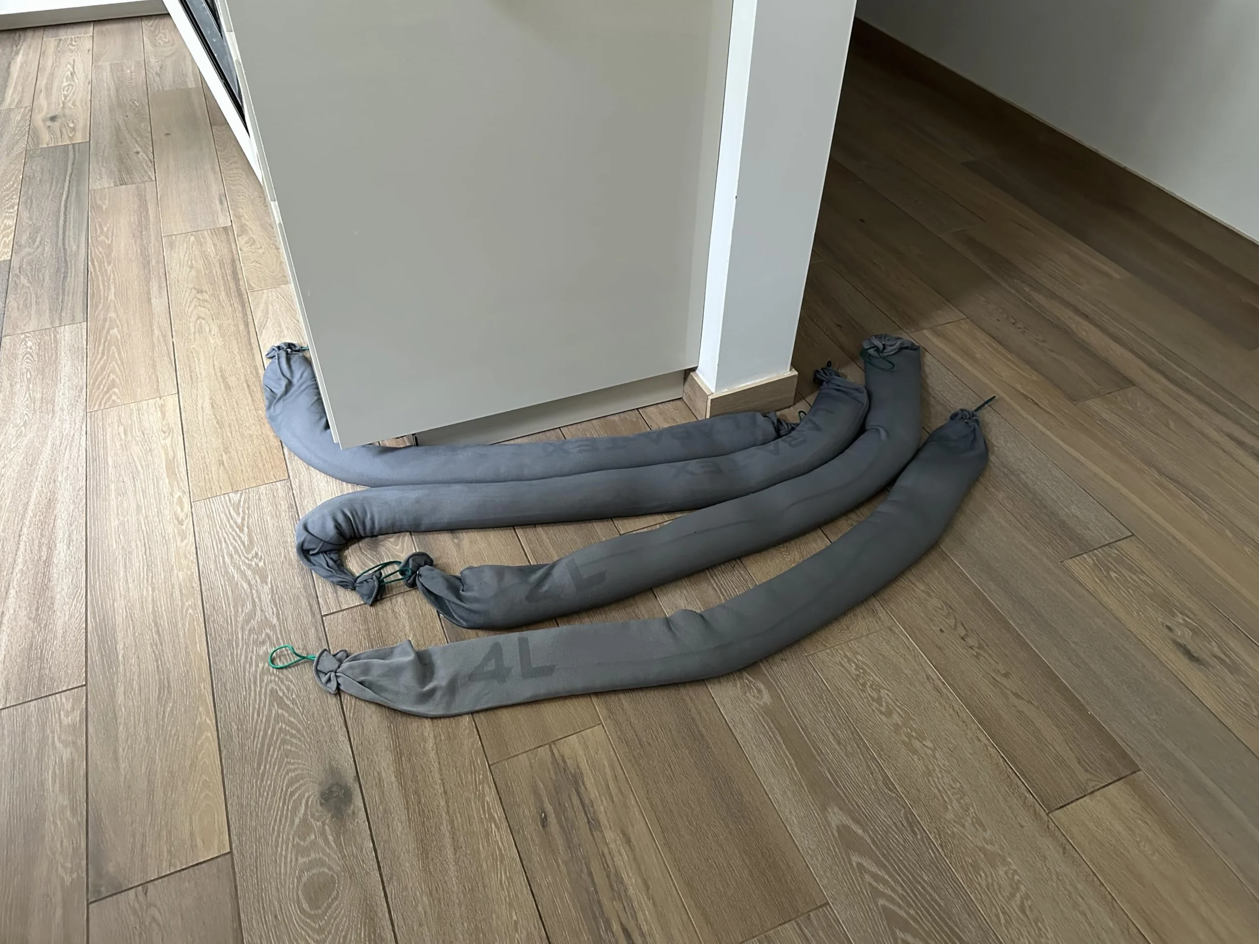 Barriera di protezione dalle perdite attivata dall'acqua per tubi che perdono, lavatrici e WC intasati - capacità di assorbimento fino a 10 litri, confezione da 2: 120 × 10 cm, MONOUSO
