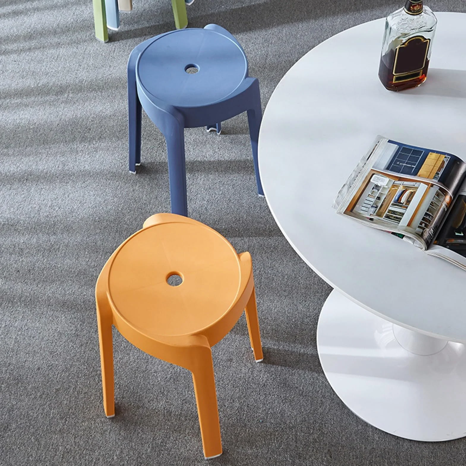 Set di 6 sgabelli colorati impilabili in plastica, sgabelli rotondi portatili e leggeri, per uso interno ed esterno, sedie senza schienale flessibili per casa, scuola, aula