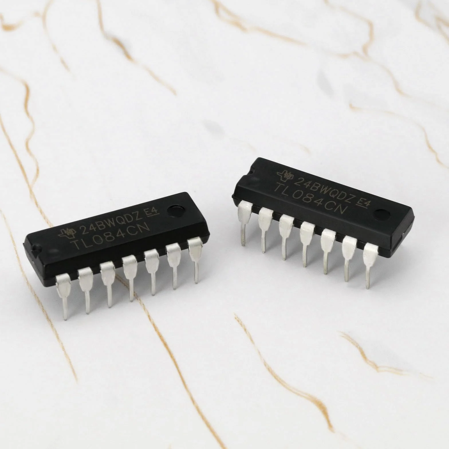 OTOTEC 20 Pezzi TL084CN Amplificatore Operazionale Di Ricambio TL084 Chip IC Amplificatore Operazionale DIP-14 Chip Di Ingresso JFET A Basso Rumore Per Elaborazione Del Segnale Audio