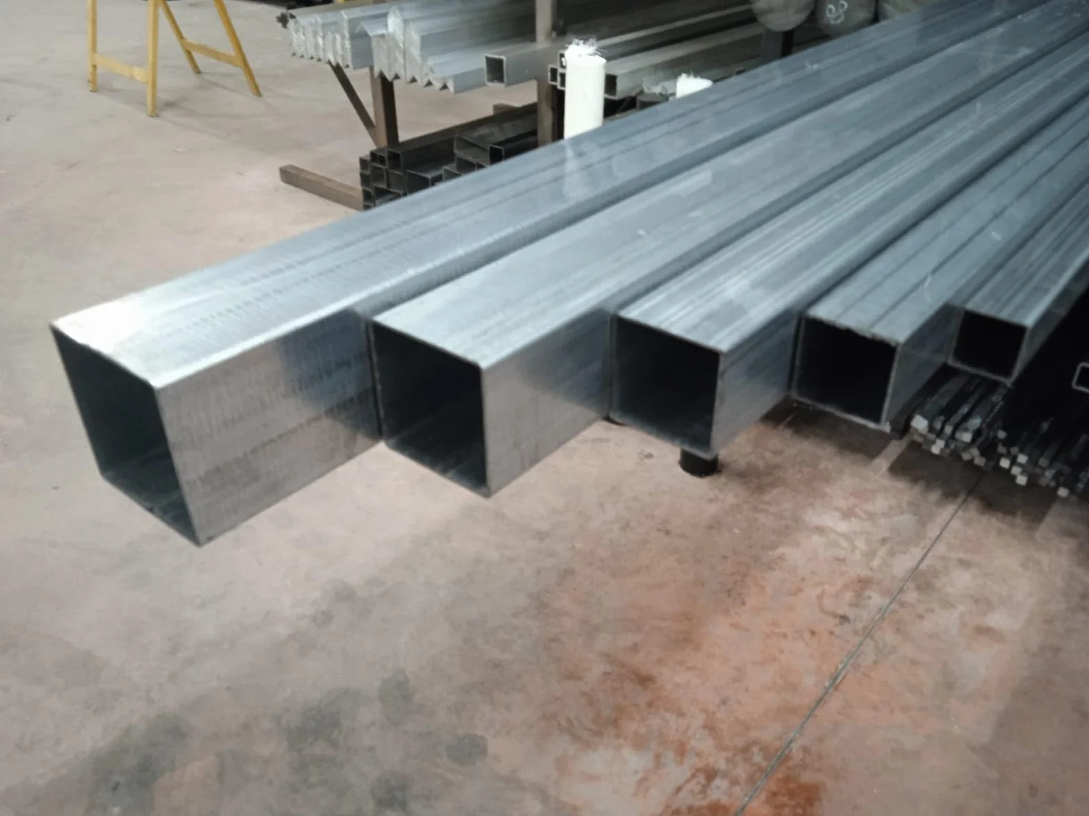 Tubo quadrato in ferro zincato 25x25x2x2000mm 2m