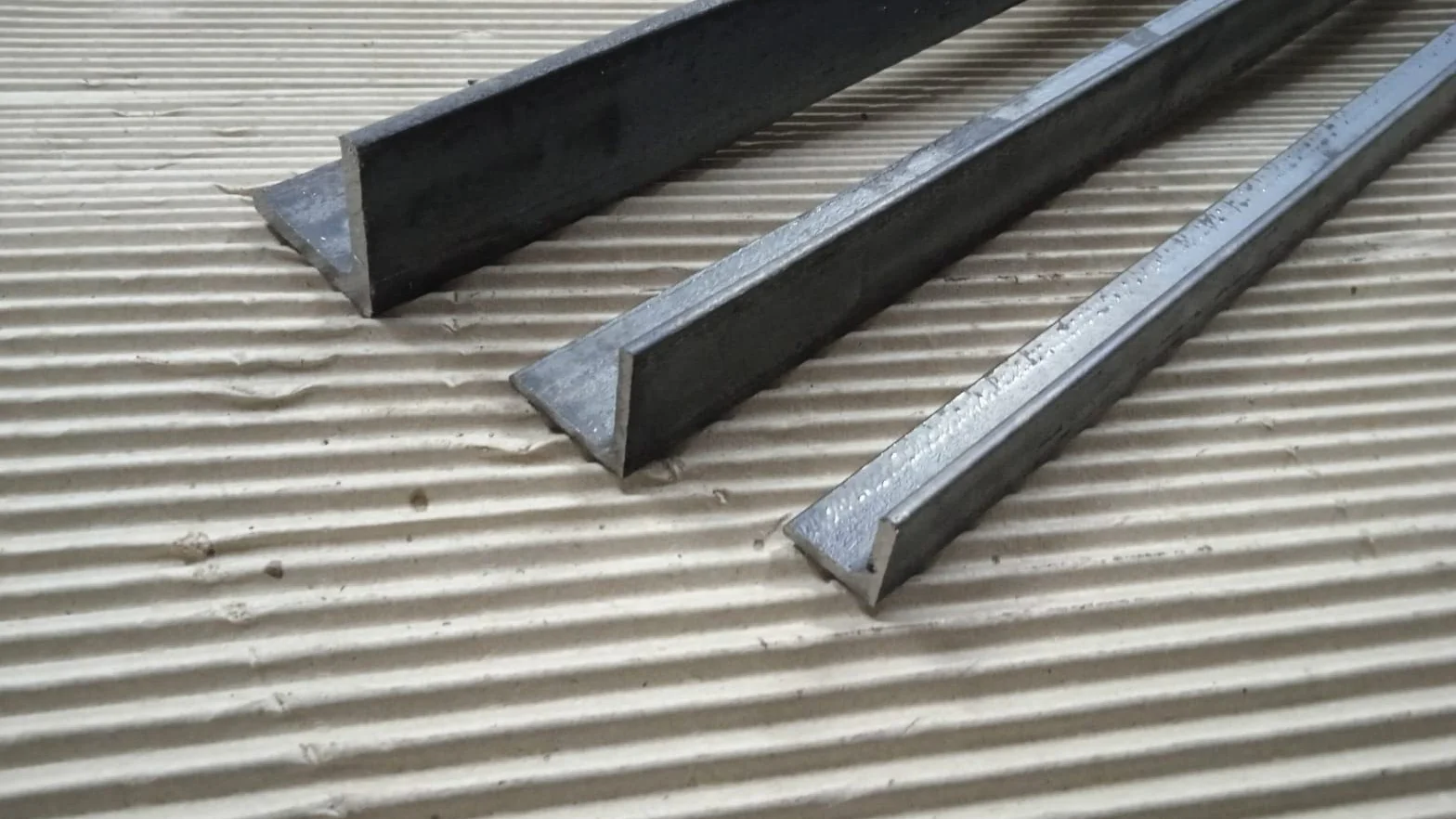 Barra Angolare in Ferro S235JR 30x30x3x1000 mm