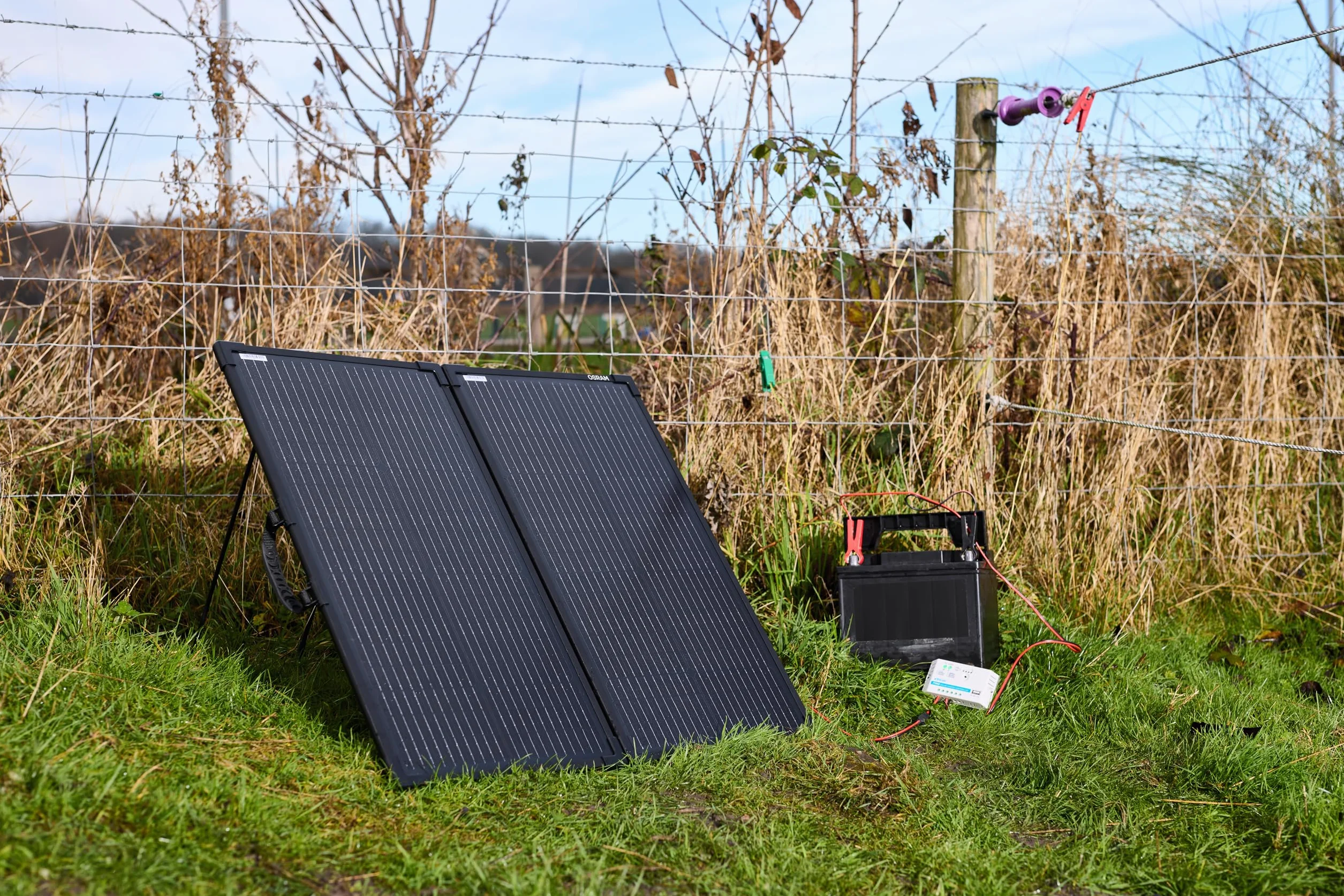 OSRAM BATTERYcharge SOLAR 100W, pannello solare portatile per alimentazione off-grid, mantenitore di carica, pannello solare pieghevole con supporto integrato, protezione da sovraccarico