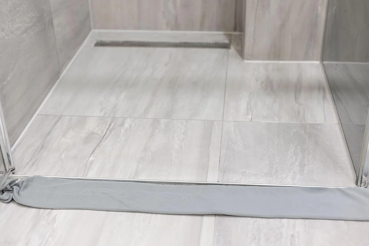 Barriera di protezione dalle perdite attivata dall'acqua per tubi che perdono, lavatrici e WC intasati - capacità di assorbimento fino a 10 litri, confezione da 2: 120 × 10 cm, MONOUSO
