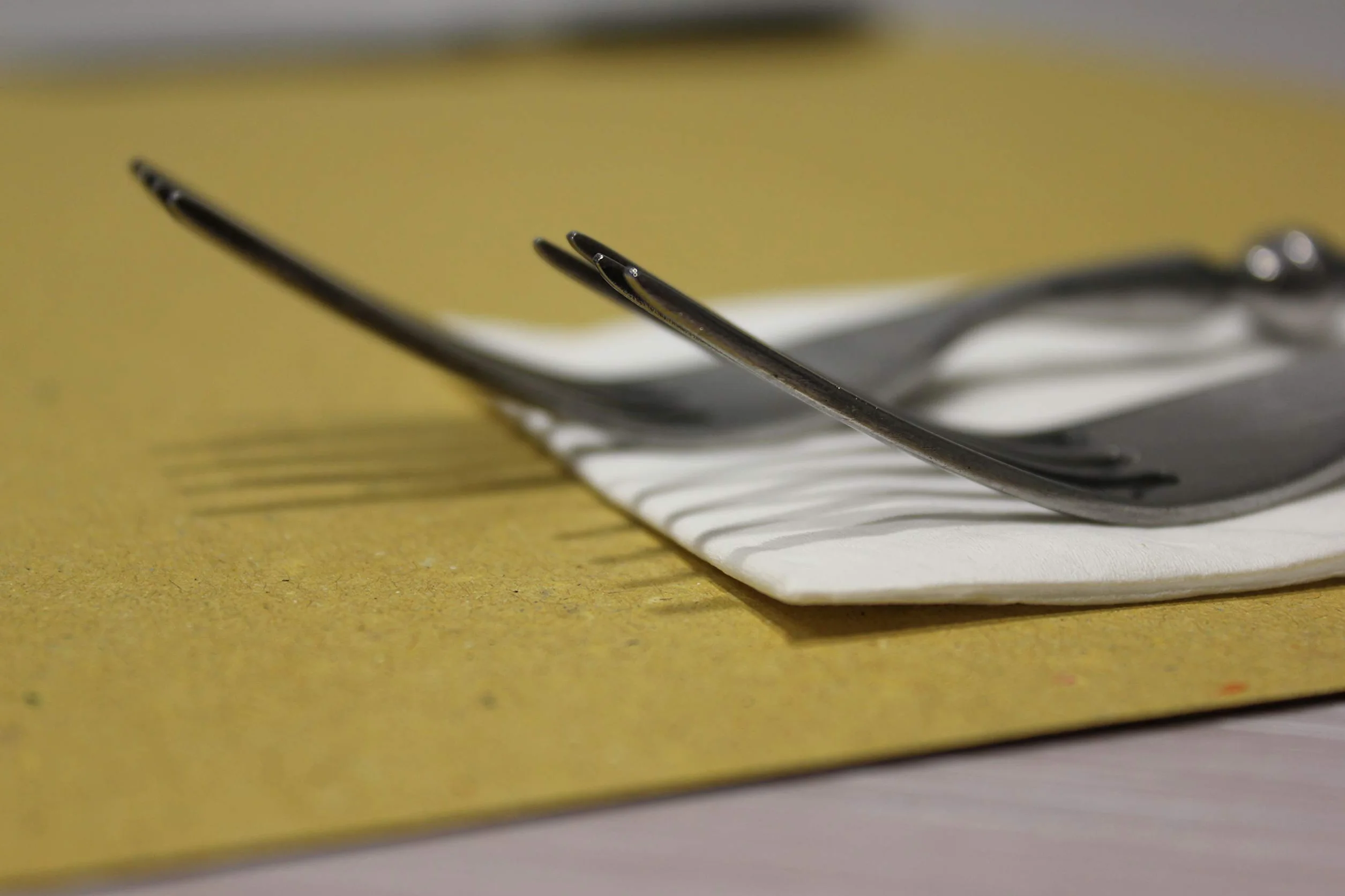Tovagliette di Carta Paglia Gialle | Confezioni da 500 Fogli sigillati | Formato cm 30x40 Tipo: Robusto 120 gr.mq. | Monouso USA e Getta | Ideali per ristoranti, pizzerie, osterie