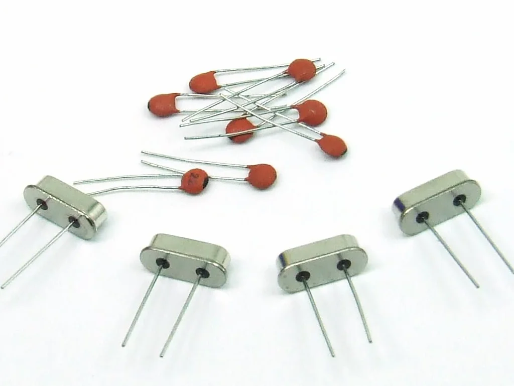 POPESQ® 1 pz. x Kit Cristallo di quarzo 4 MHz con Condensatori #A52