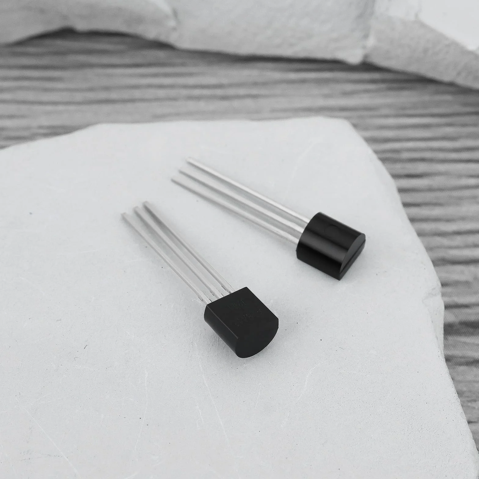 The Lord of the Tools 10PCS J201 50mA 40V JFET N-Channel Transistor TO-92 per amplificazione audio circuiti ad alta impedenza di ingresso