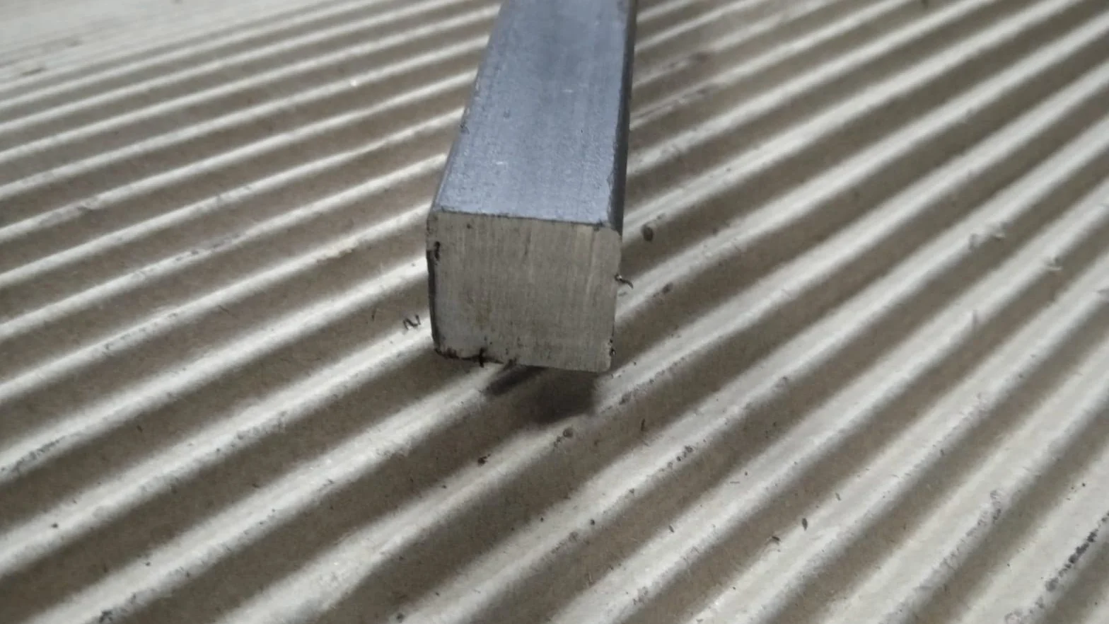 Barra quadrata piena in ferro S235JR 20x20x1000 mm