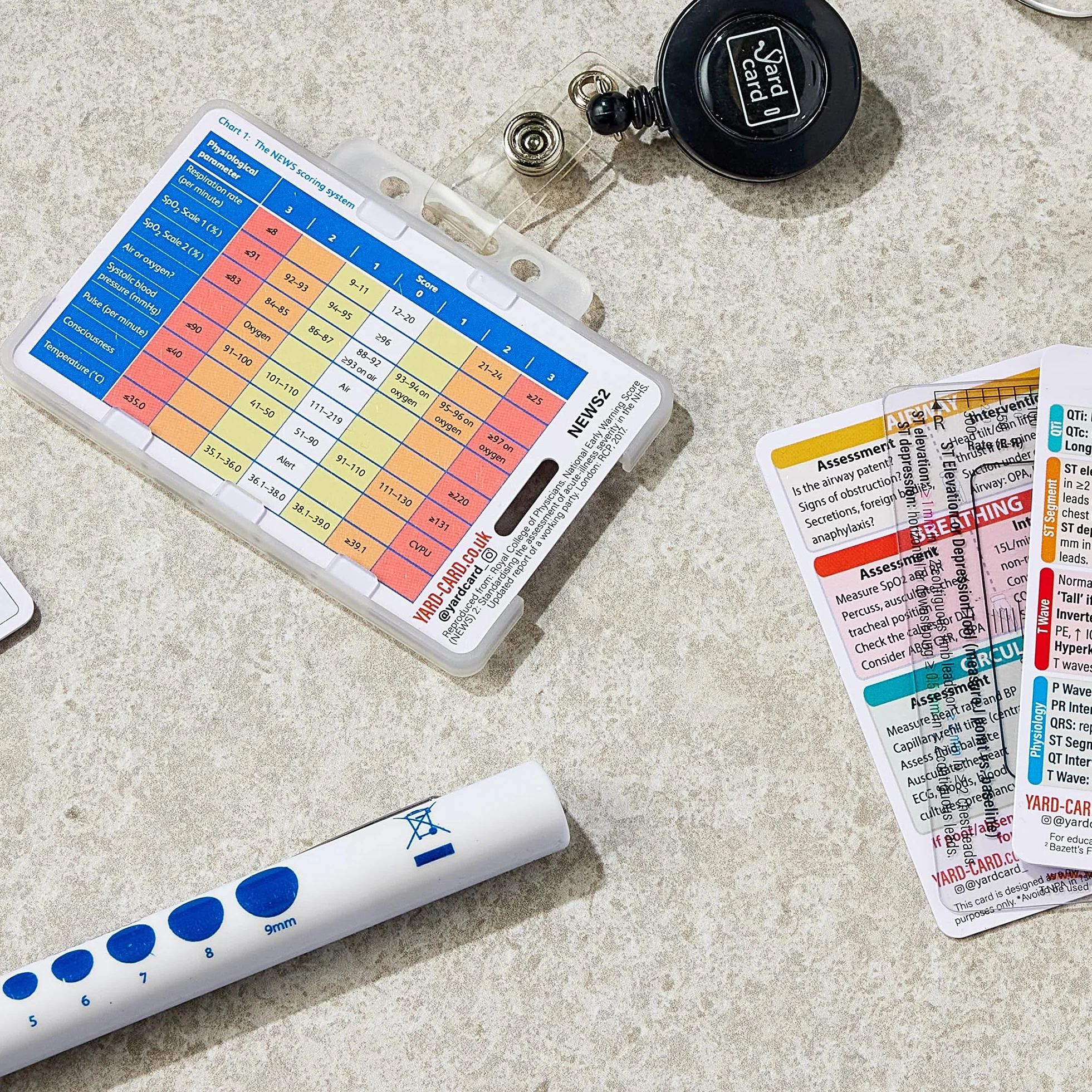 YardCard Set di 12 Carte Essenziali per Cravatta (Dimensione Tessera ID) con Supporto e Bobina Retrattile per Infermieri, Studenti Infermieri, Medici, Paramedici, Studenti di Medicina
