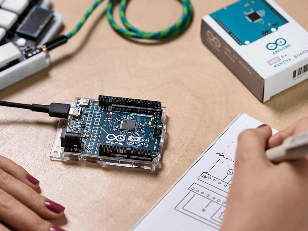 Arduino UNO R4 Minima Scheda di sviluppo ARM Cortex-M4 per IoT e automazione