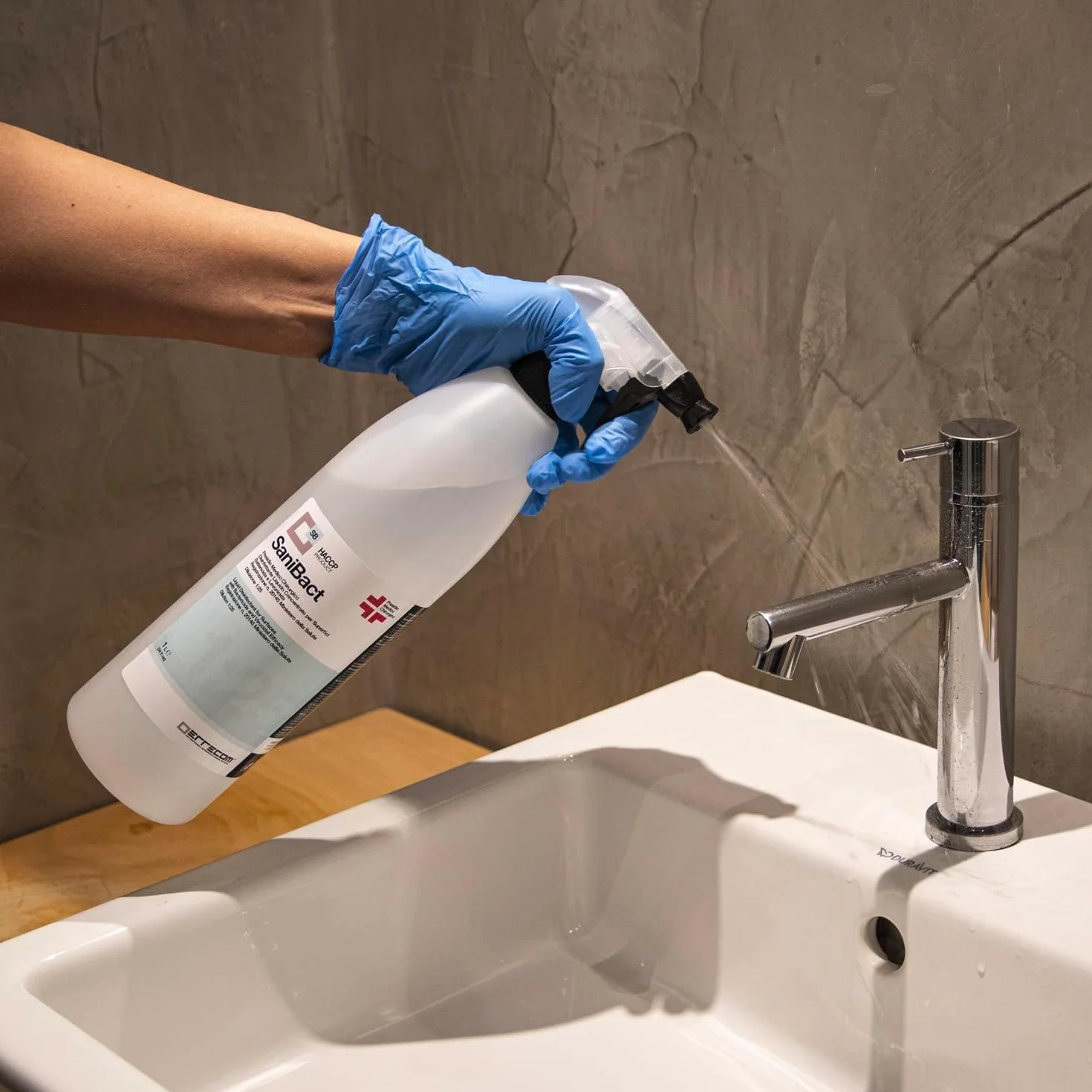 Errecom SaniBact Disinfettante Concentrato per Superfici Battericida Virucida Levuricida 1 L