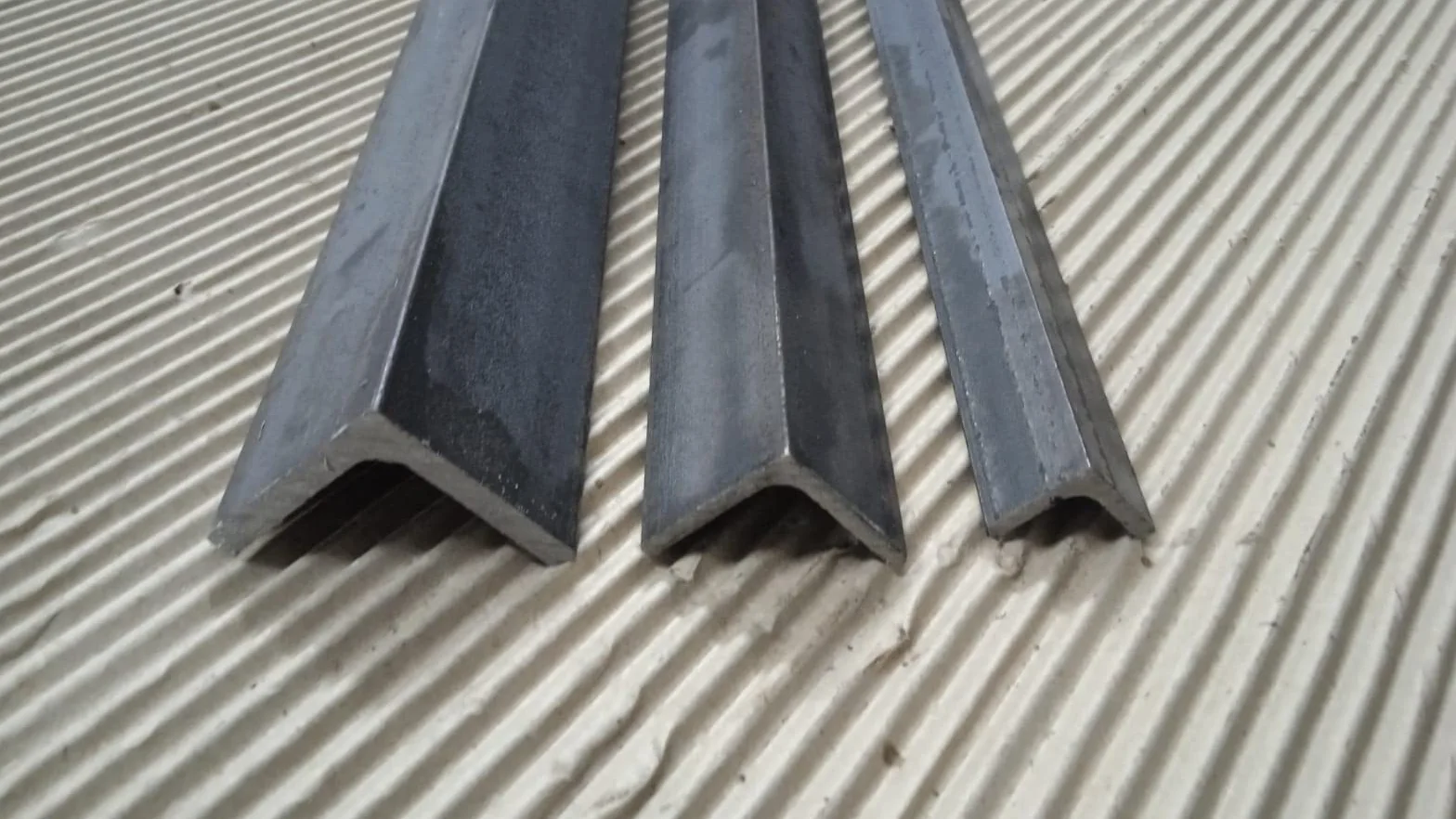 Barra Angolare in Ferro S235JR 30x30x3x1000 mm