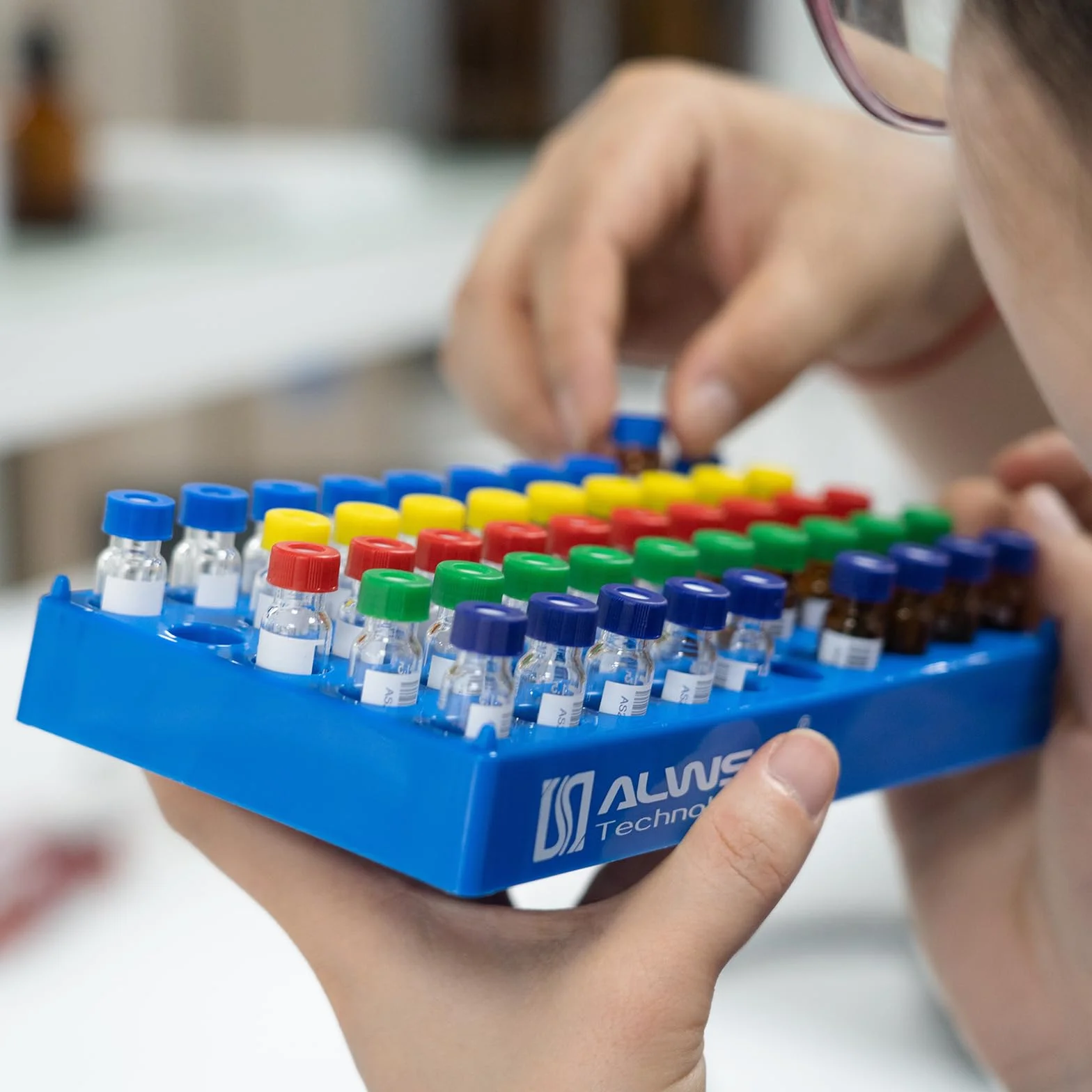 ALWSCI 2mL Contenitori Portafiale, Vassoio per Fiale Autocampionate con 50 Scomparti, Impilabile, per Fiale da 1,5 mL-2 mL, per Provette da Centrifuga