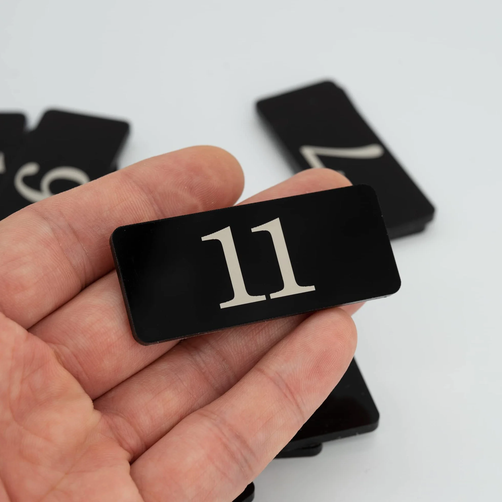 Targhette adesive con numeri, in plastica, rettangolari, per armadietti, stanze, tavoli (1-25, nero)