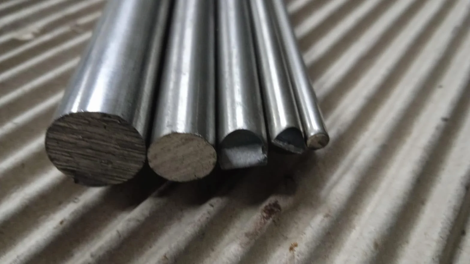 Pręt okrągły ze stali nierdzewnej AISI 316 Ø6 x 1000 mm - Tondo Acciaio Inox, odporny na korozję, do nautiki i majsterkowania