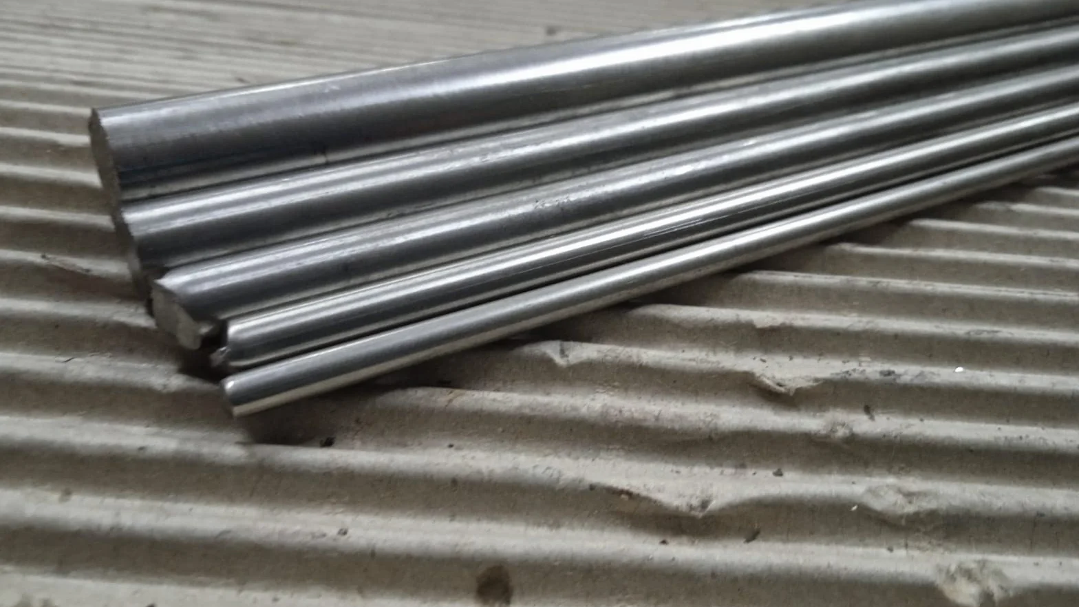 Barra tonda ACCIAIO INOX AISI304 trafilato D12X1000mm