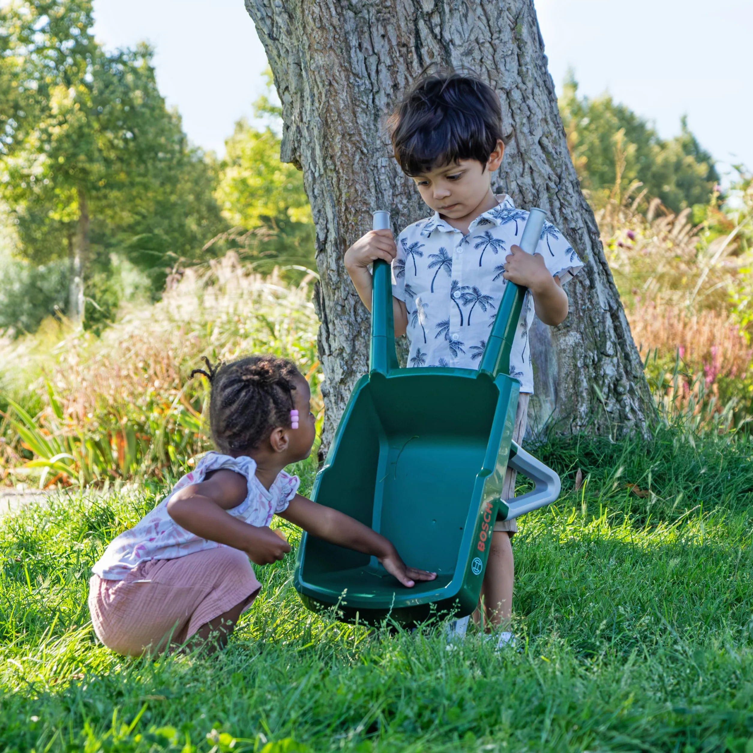 Theo Klein 2715 Bosch Carriola da Giardino, Robusta carriola per piccoli giardinieri, Ottimo come giocattolo da giardino e per attività all'aperto, Anti-UV, Giocattolo per bambini dai 18 mesi in su