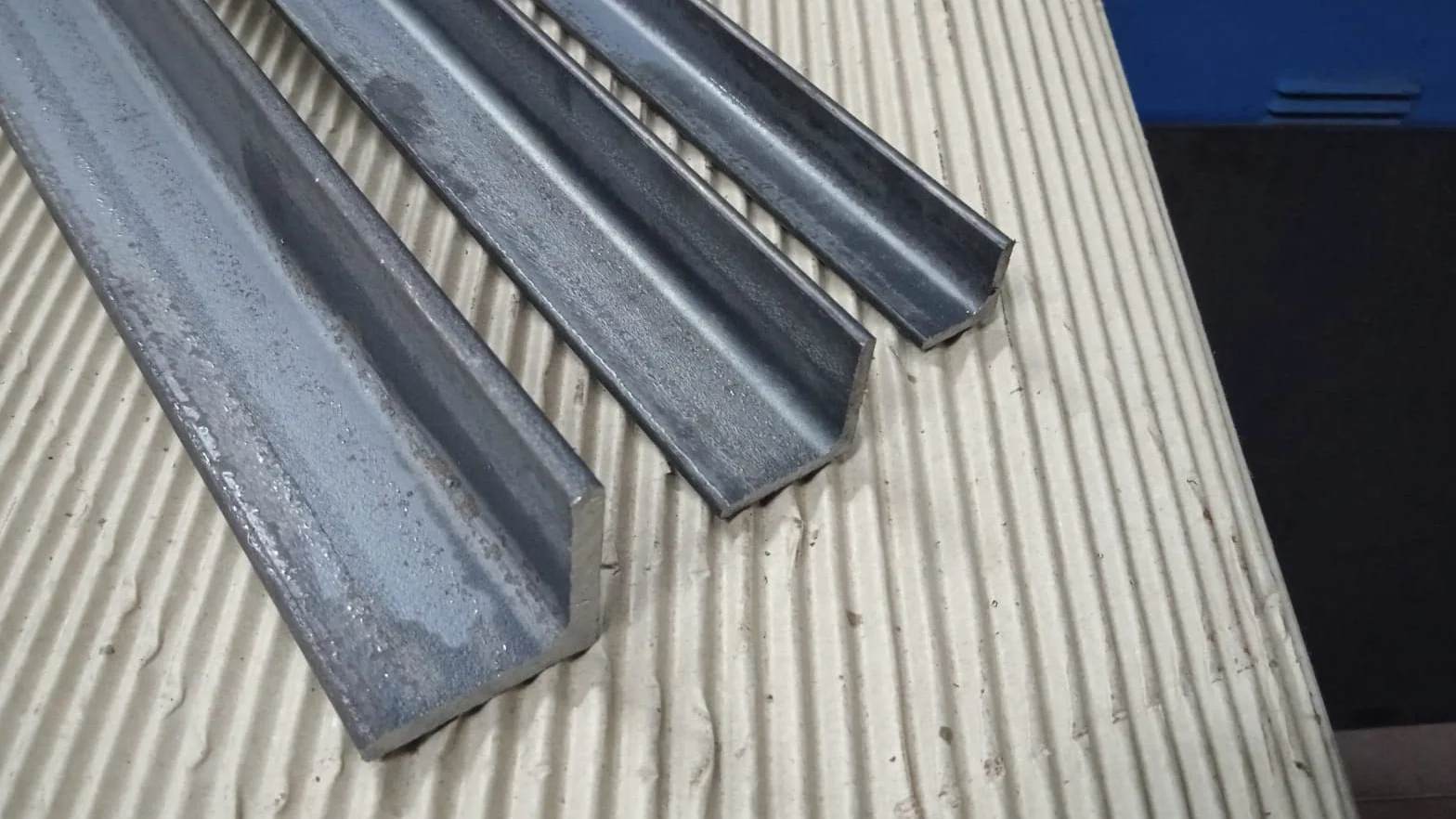 Barra Angolare in Ferro S235JR 30x30x3x1000 mm