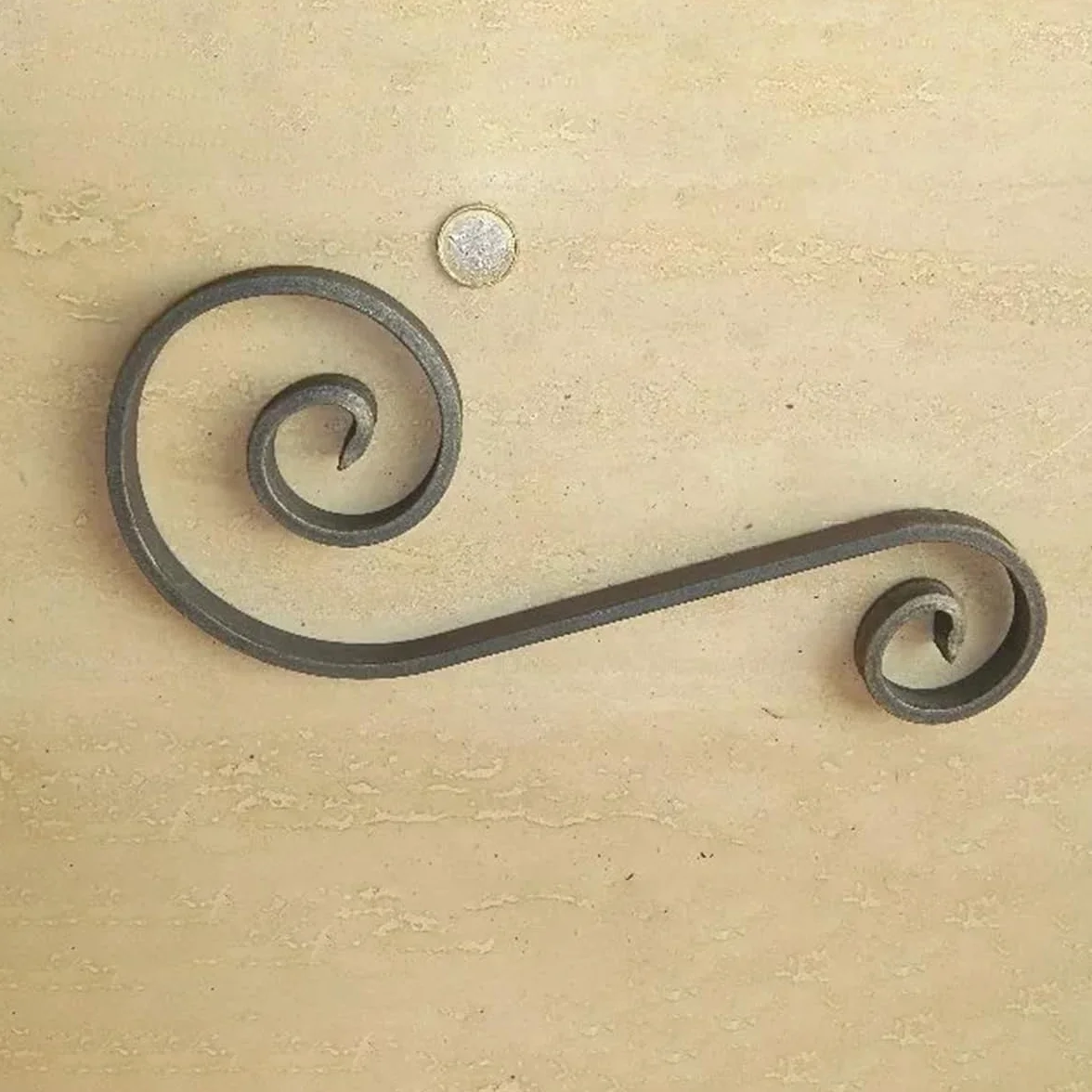 Riccio a S in ferro battuto con finali rastremato rigato H. 360 x L. 130 mm piatto 12x6 mm set 5 pezzi Made in Italy