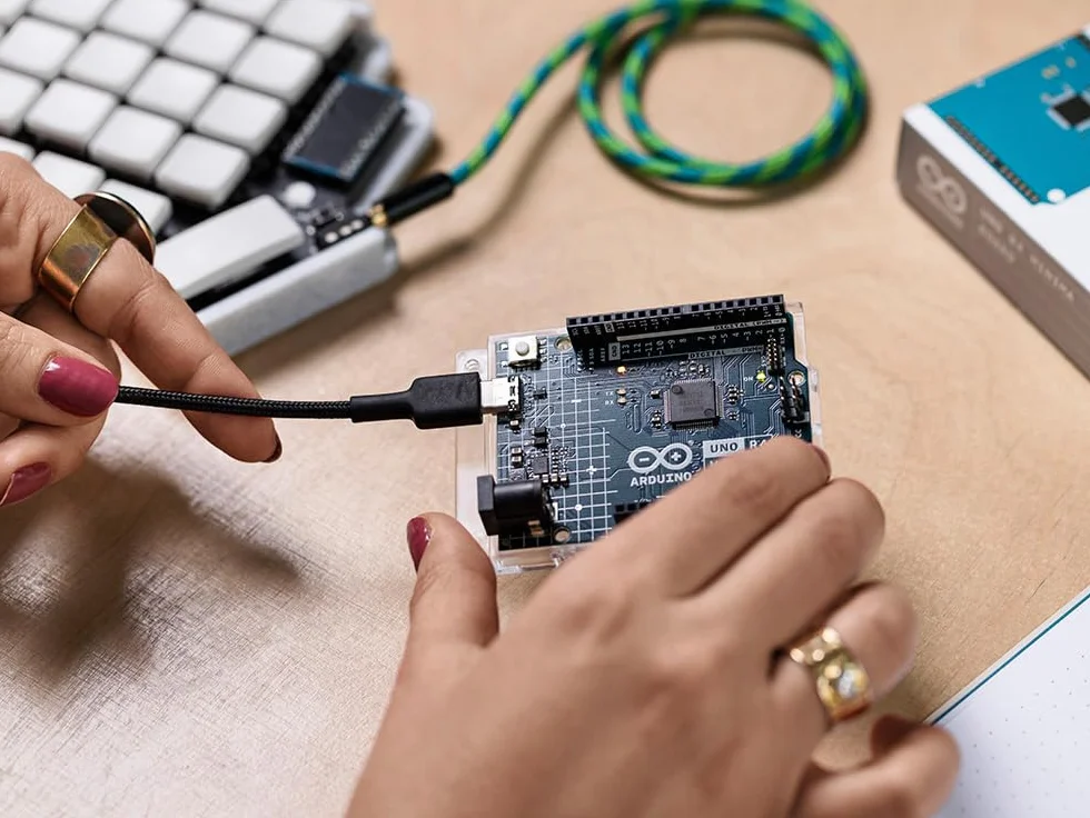 Arduino UNO R4 Minima Scheda di sviluppo ARM Cortex-M4 per IoT e automazione